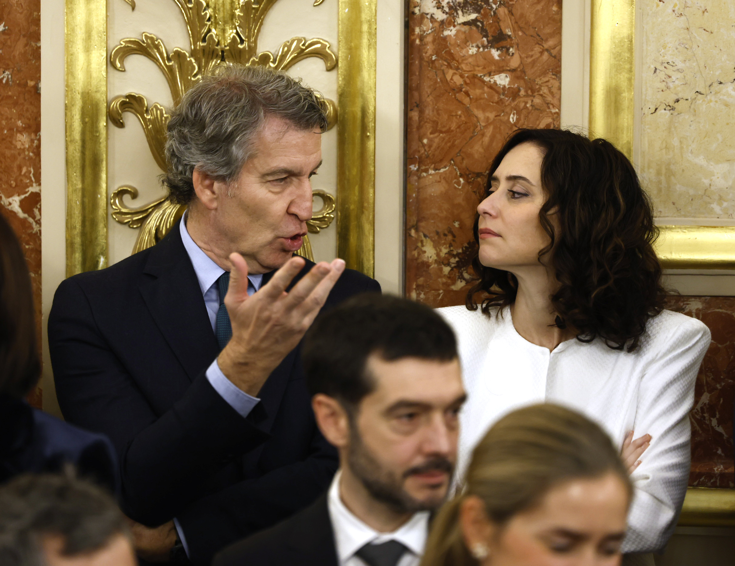 Dvd 1295 (06-12-25). Acto institucional de izado de bandera con motivo del Día de la Constitución, este sábado a las puertas del Congreso de los Diputados. El presidente del PP; Alberto Núñez Feijóo conversa con la presidenta de la Comunidad de Madrid, Isabel Díaz Ayuso