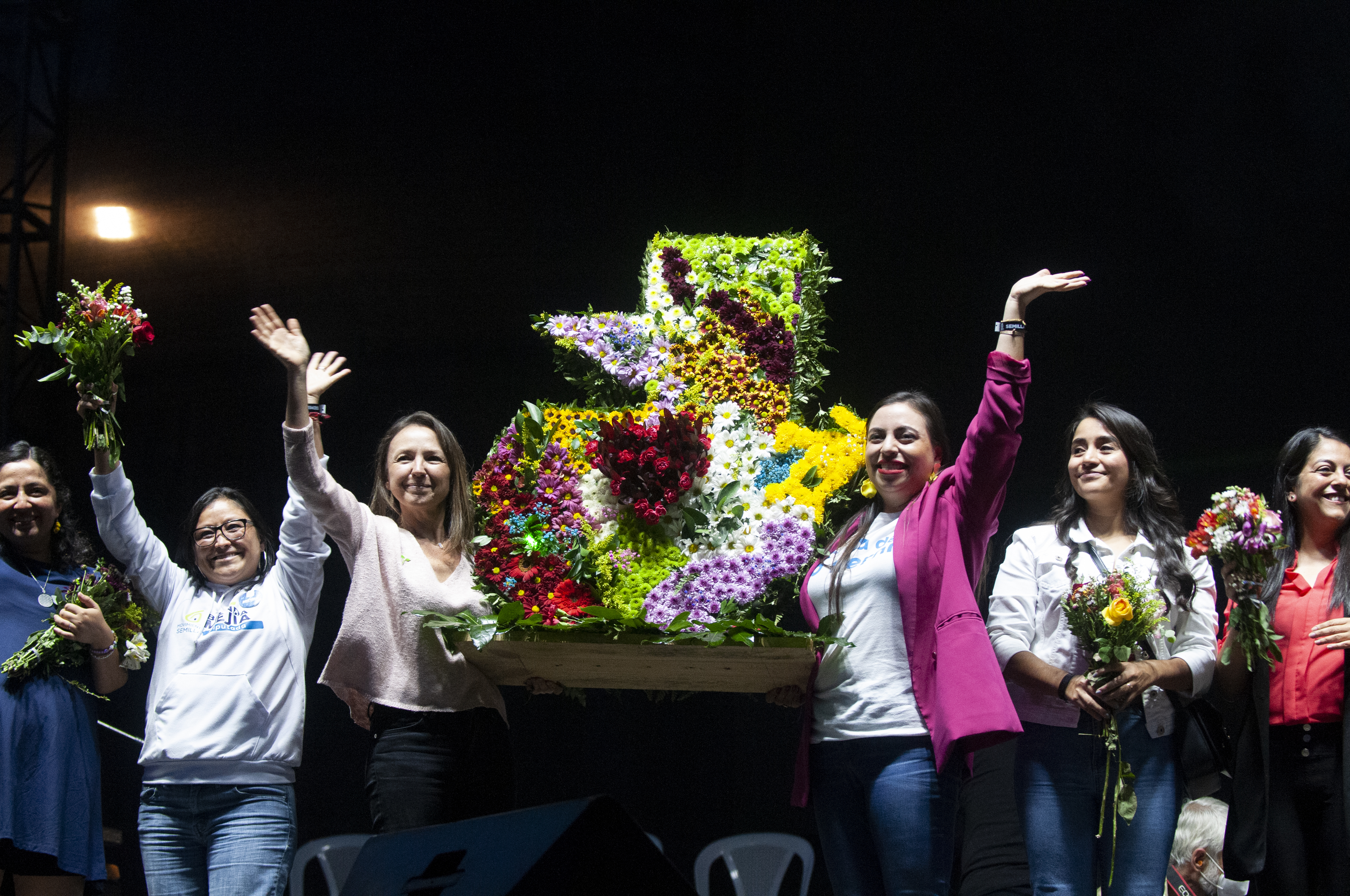 Deputados de Semilla seguram um mapa feito de flores durante o encerramento da campanha no Parque Central da Cidade da Guatemala em 16 de agosto.