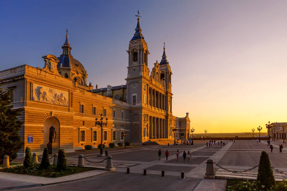 La catedral de la Almudena al atardecer, en Madrid.