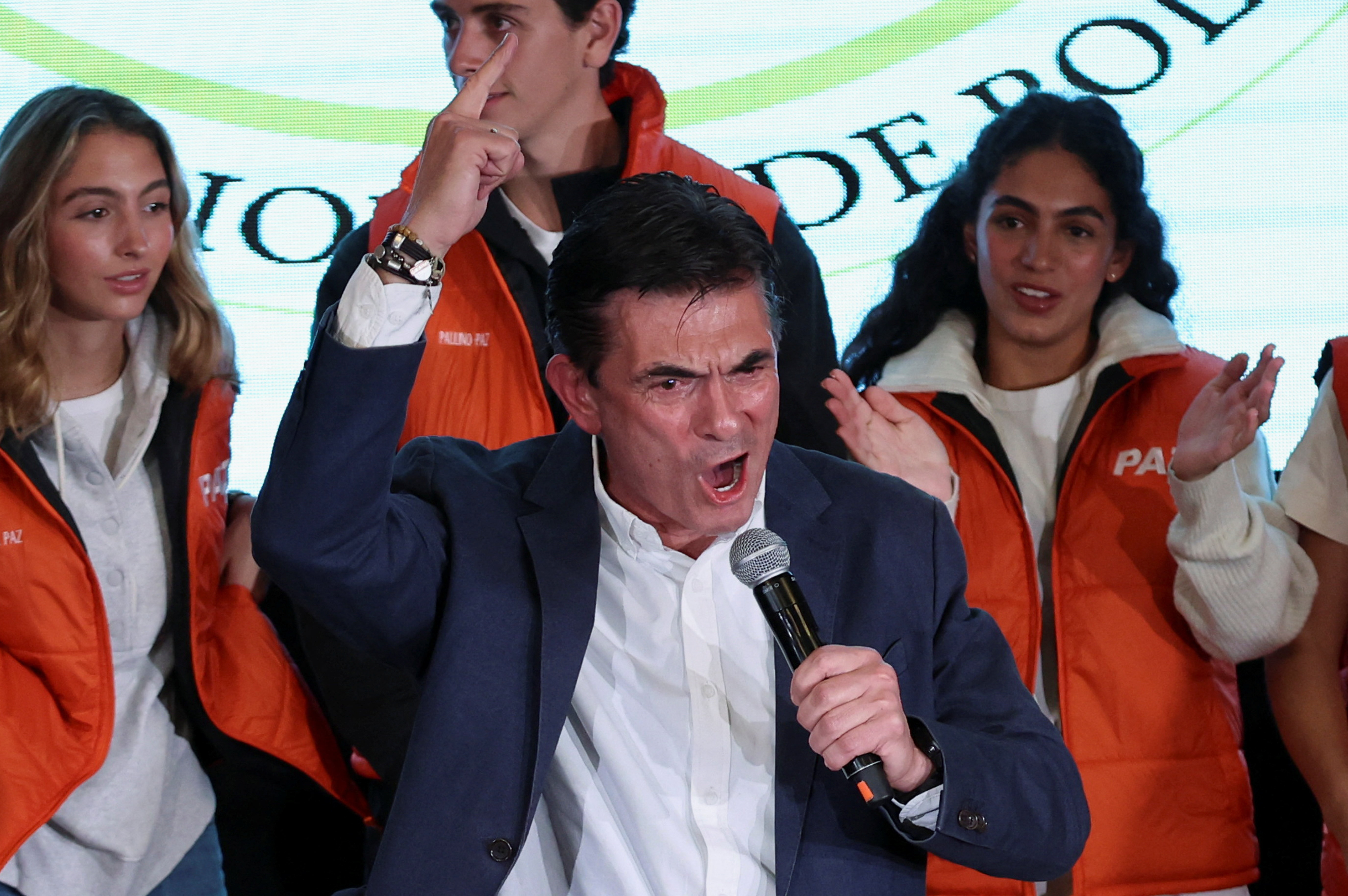 El presidente electo de Bolivia, Rodrigo Paz, durante su discurso frente a sus seguidores en La Paz, este domingo, tras haber ganado el balotaje.