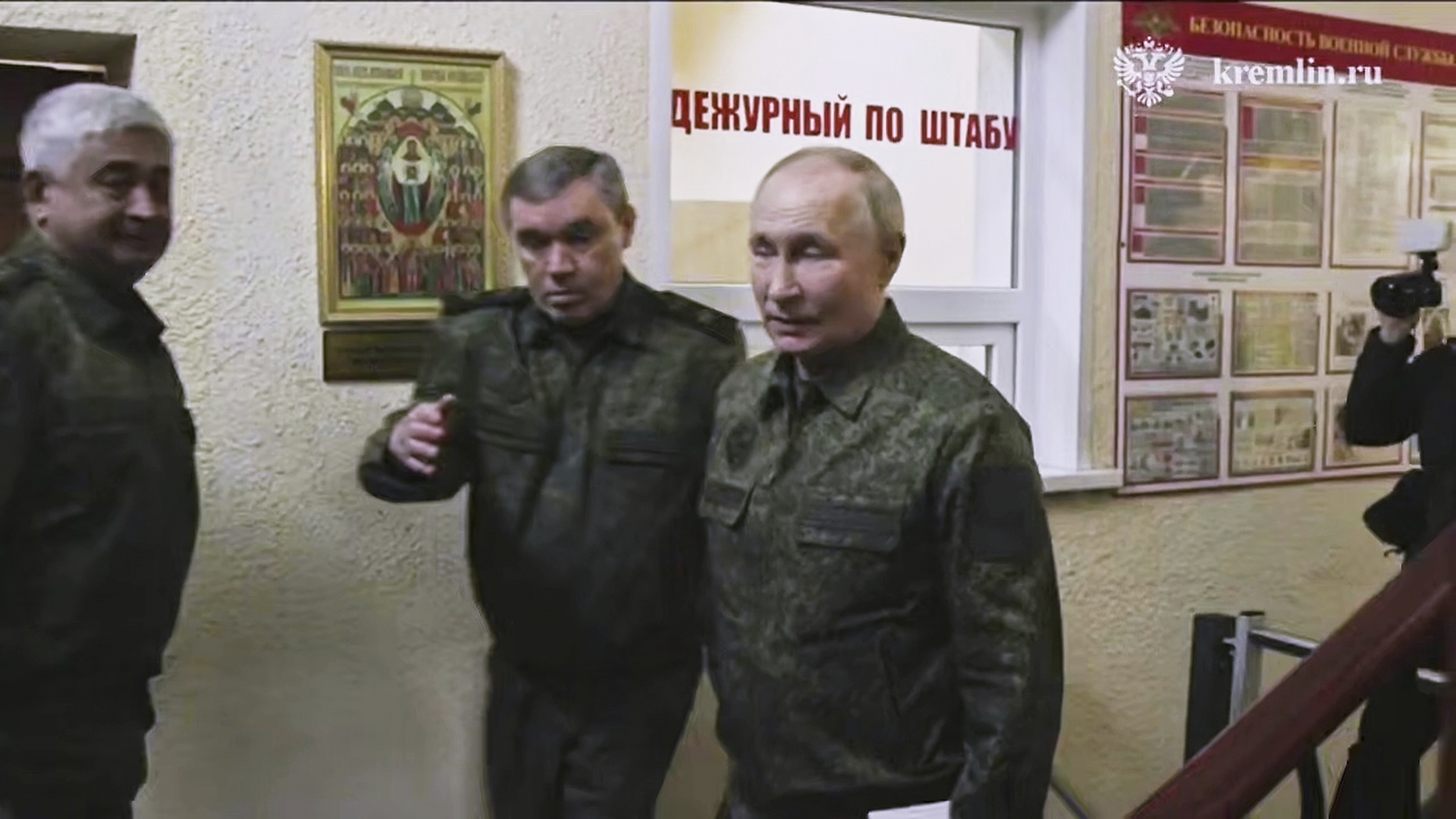 Putin, vestido de camuflaje, durante su visita este miércoles a Kursrk, en una imagen distribuida pro el servicio de prensa de la presidencia rusa.  