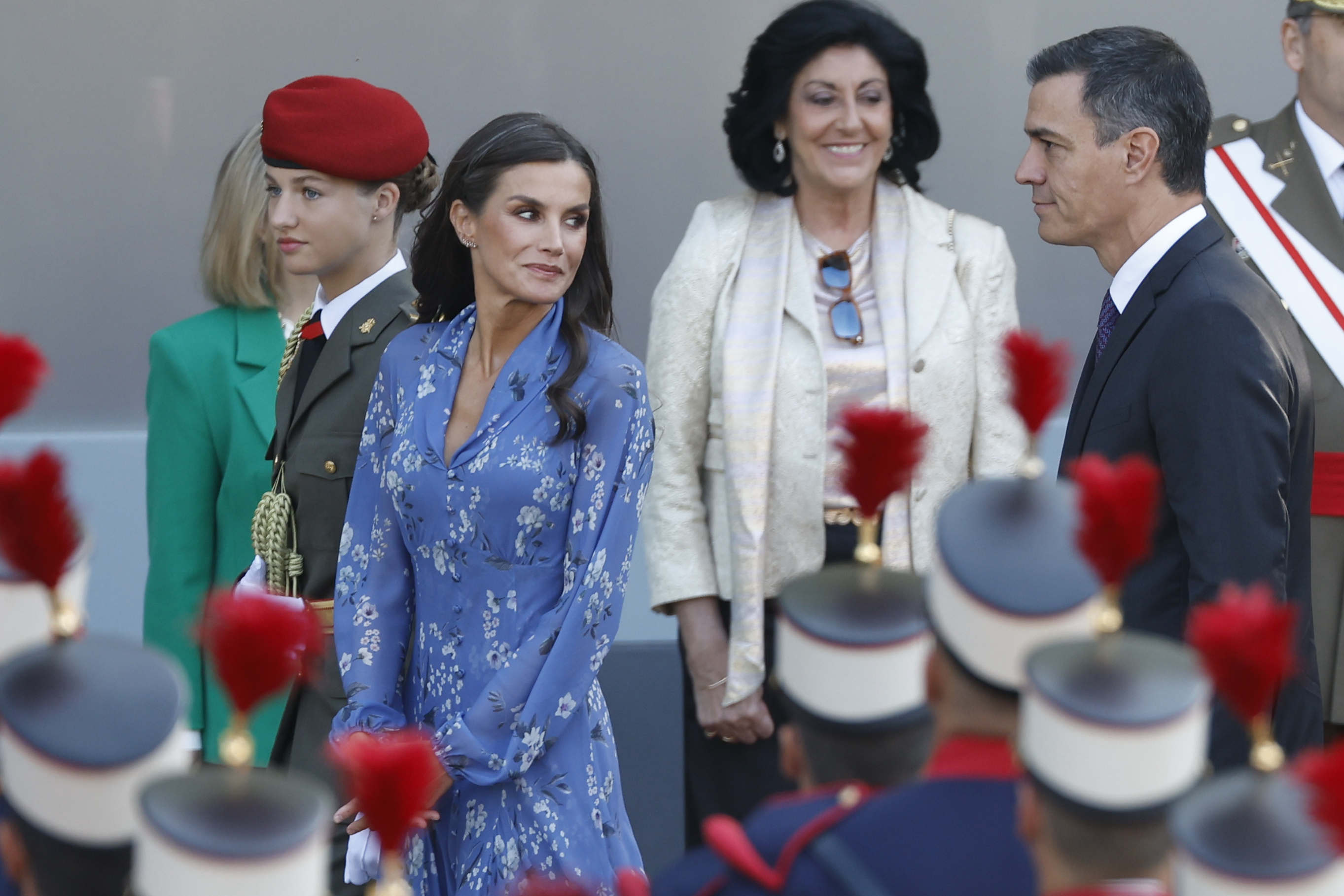 Vídeo | Silbidos y gritos de “¡Que te vote Txapote!” a Pedro Sánchez en el desfile del 12 de octubre