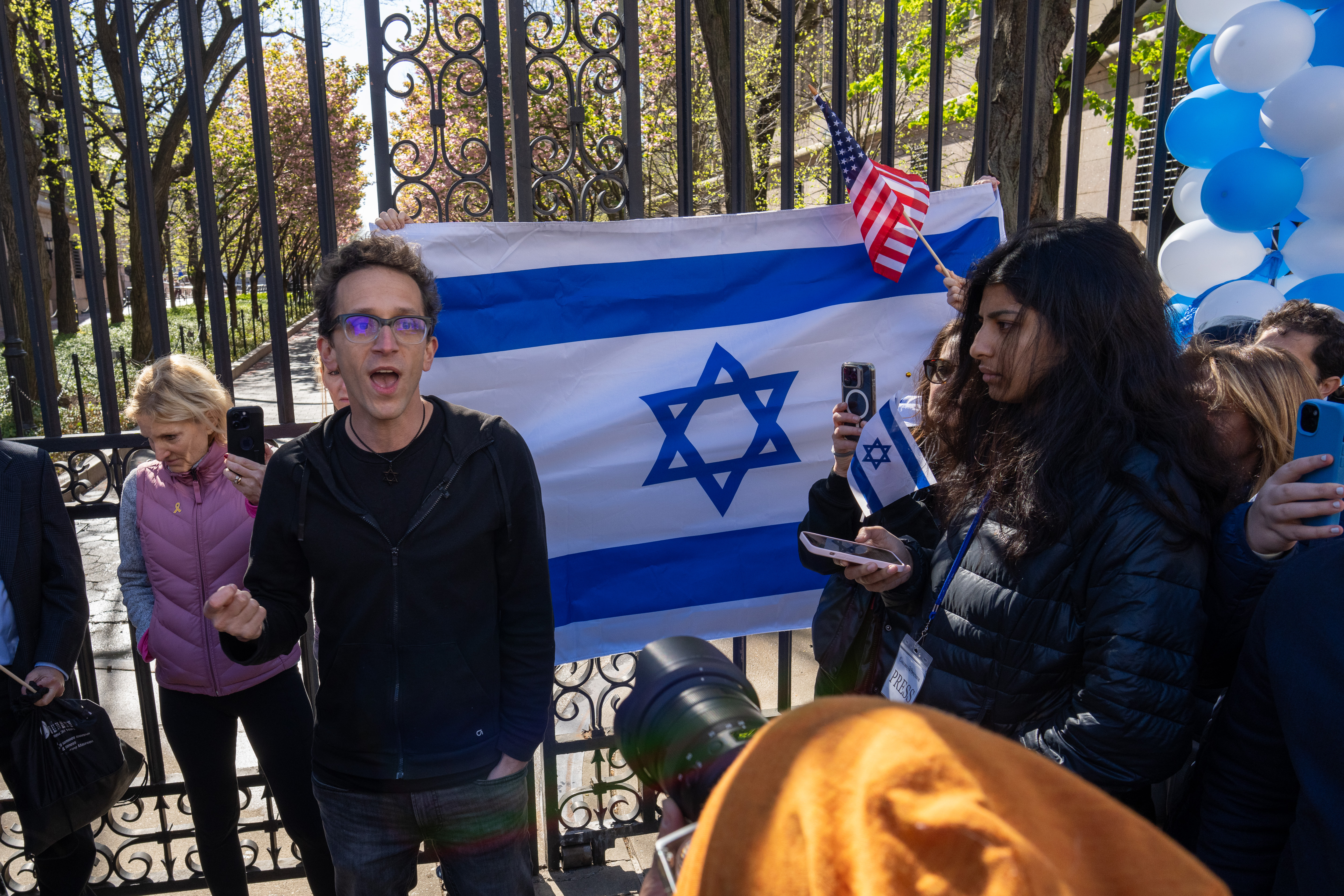 El profesor ayudante Shai Davidai participa en una manifestación proisraelí en la Universidad de Columbia, en Nueva York, el 22 de abril de 2024