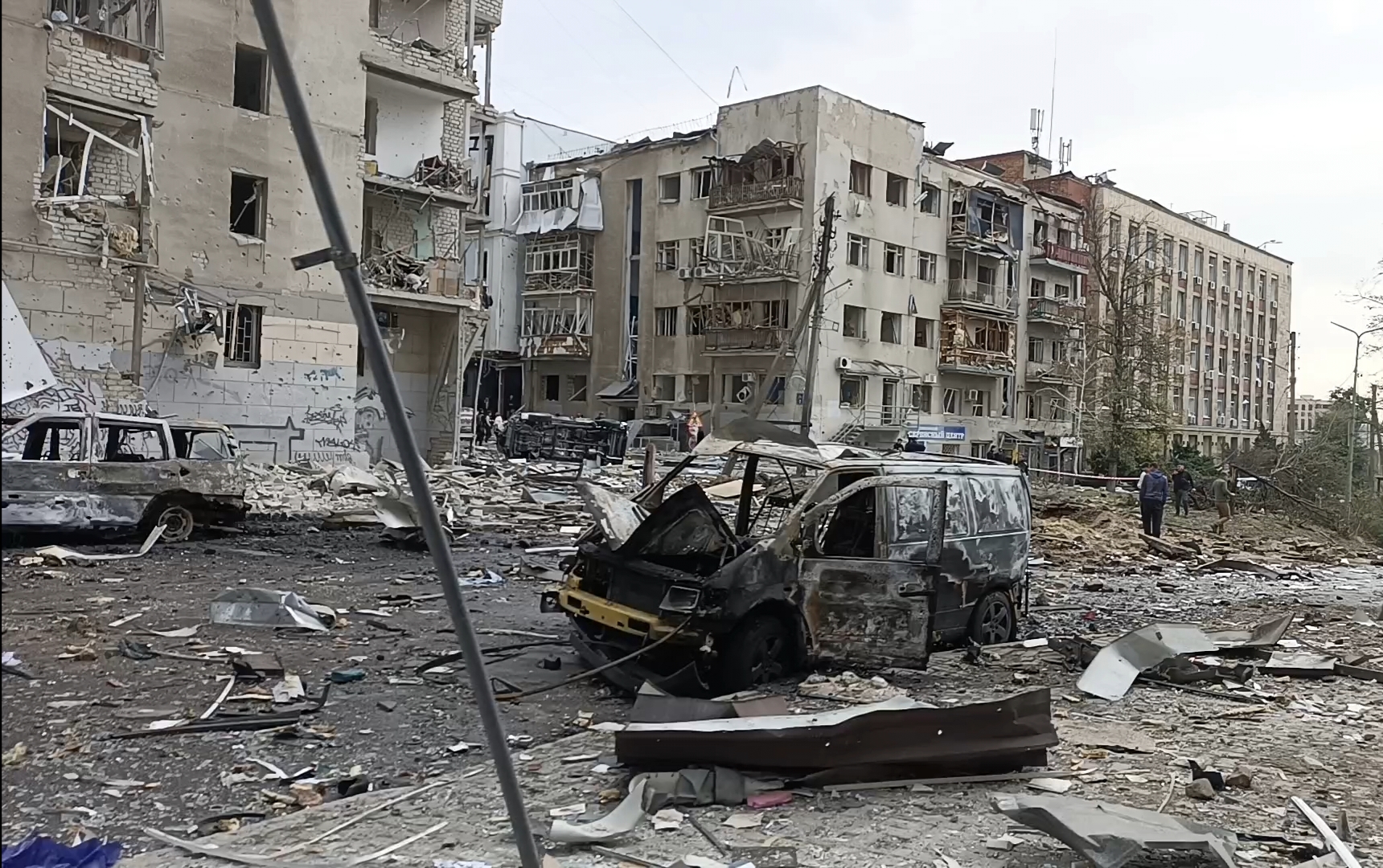 Destruição causada por um míssil russo no centro de Kharkiv em 6 de outubro.