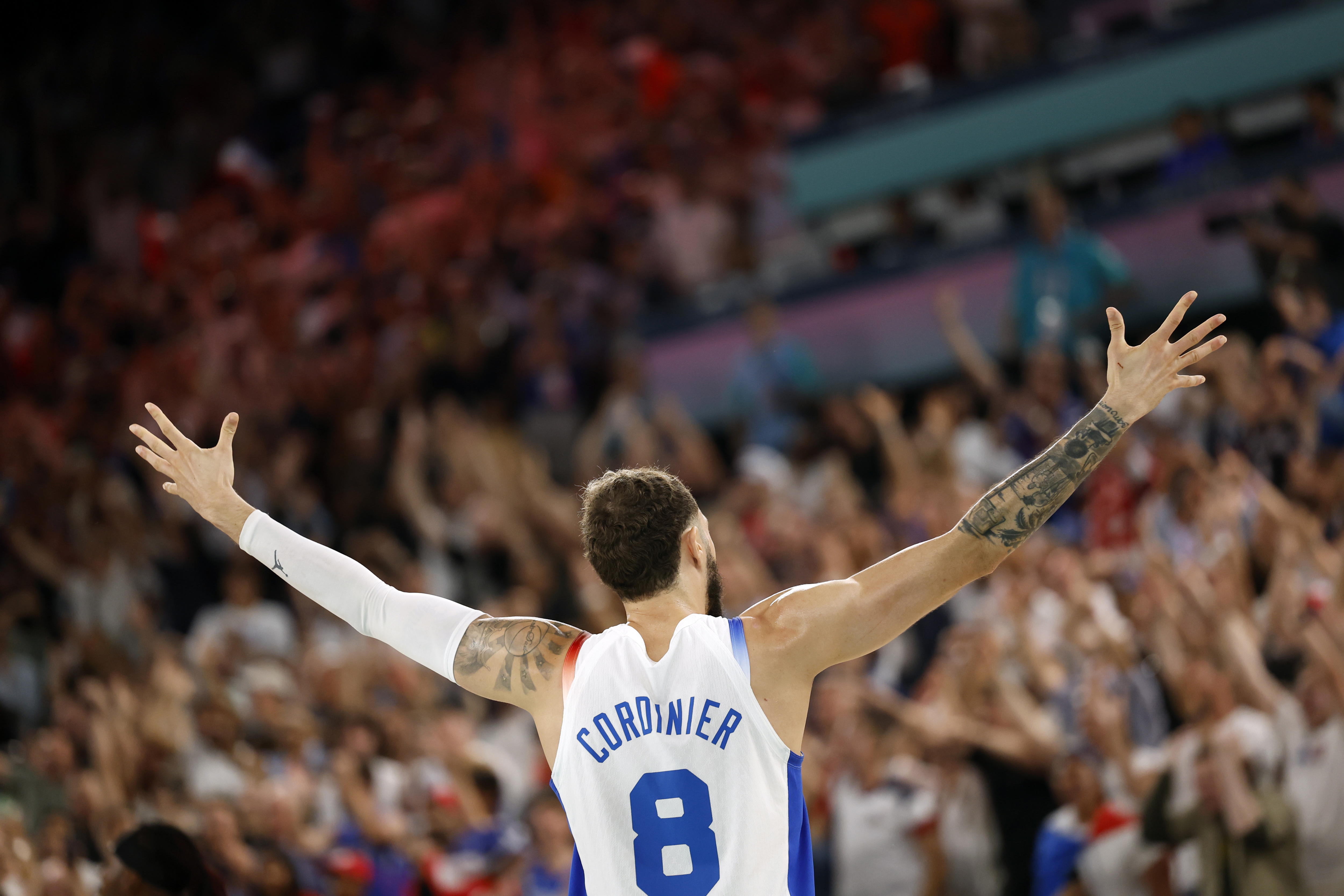 Paris (France), 06/08/2024.- Isaia Cordinier of France reacts during the Men quarterfinal match between France and Canada of the Basketball competitions in the Paris 2024 Olympic Games, at the Bercy Arena in Paris, France, 06 August 2024. (Baloncesto, Francia) EFE/EPA/CAROLINE BREHMAN
