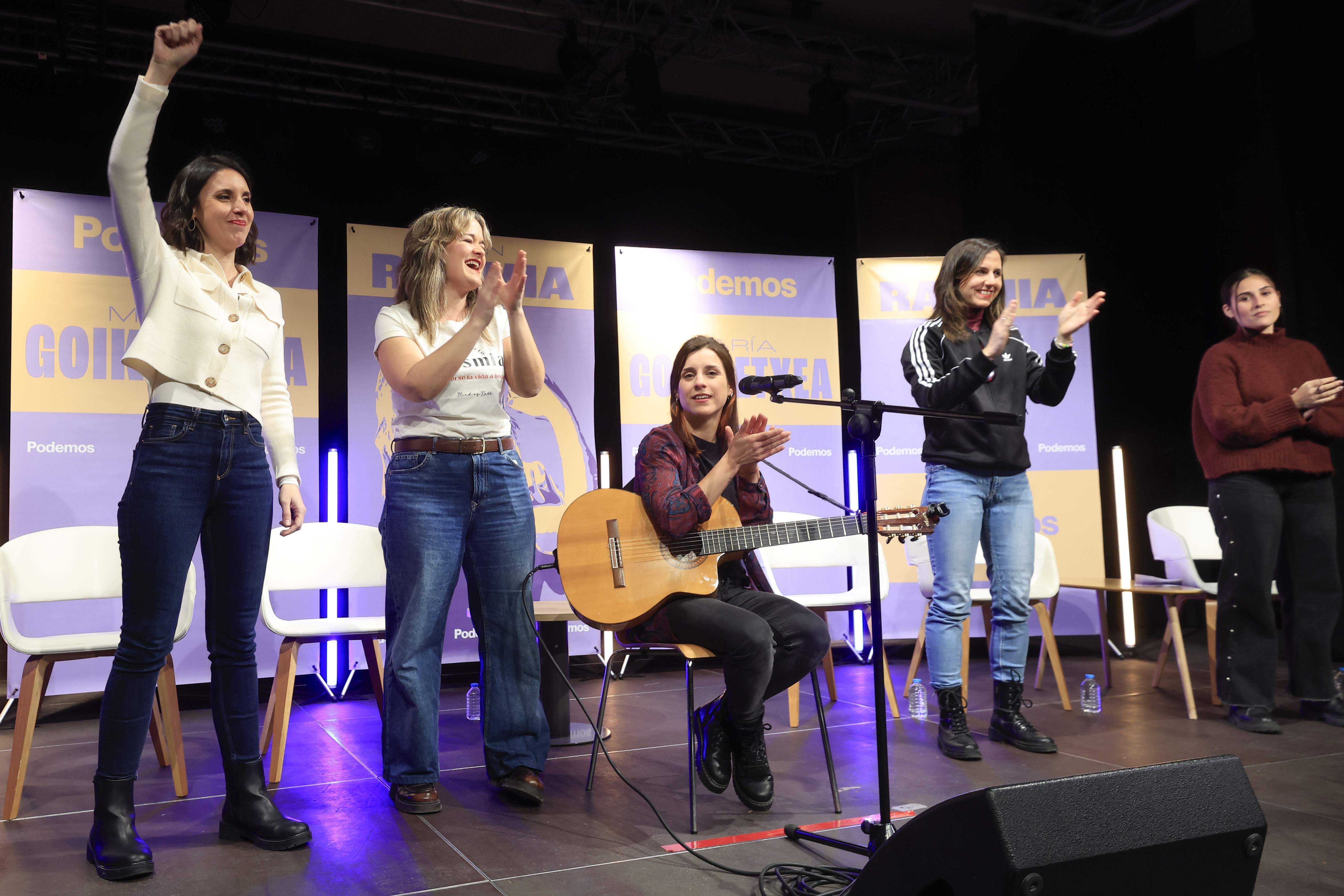 ZARAGOZA, 06/02/2026.- La candidata de Podemos a las elecciones aragonesas, María Goikoetxea (2i), junto a la secretaria general del partido, Ione Belarra (2d), y la eurodiputada Irene Montero (i), participan en el acto de cierre de campaña de Podemos celebrado este viernes en Zaragoza. EFE/ Javier Cebollada