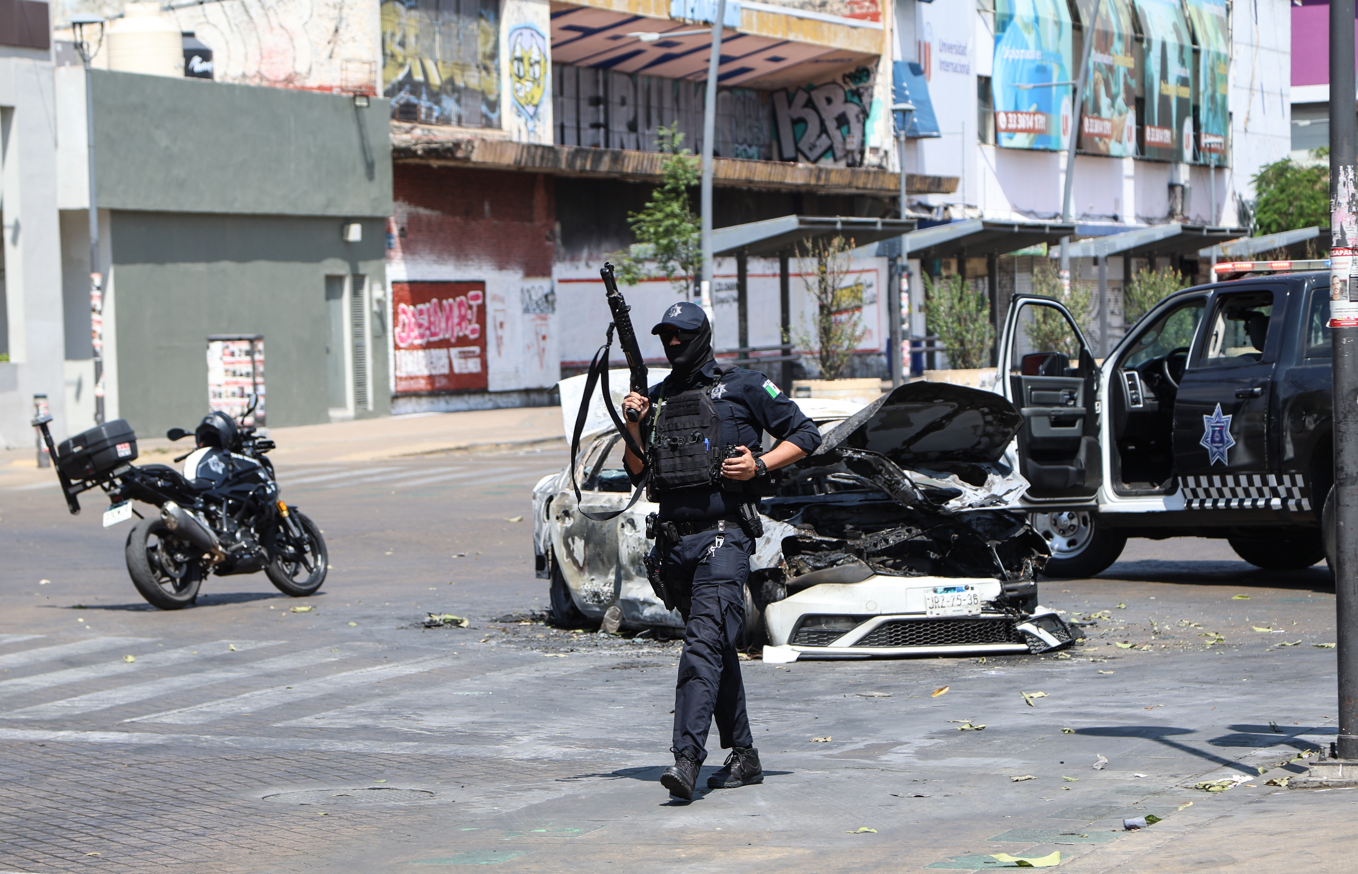 JALISCO, Feb. 23, 2026  -- A policeman guards near a burnt car on a street in Guadalajara, capital of Jalisco state, Mexico, on Feb. 22, 2026. Mexican military forces killed Nemesio Oseguera Cervantes, alias "El Mencho," the founder and leader of the Jalisco New Generation Cartel, during an operation on Sunday in the western state of Jalisco, according to local media reports. Since early Sunday, a heavy deployment of federal security forces has been reported across the region. Road blockades and vehicle burnings were recorded in Jalisco and neighboring states. Similar incidents involving torched vehicles and highway blockades were also reported in Tamaulipas and Oaxaca, causing disruption among residents.
Europa Press/Contacto/Diana Marquez
22/02/2026 ONLY FOR USE IN SPAIN