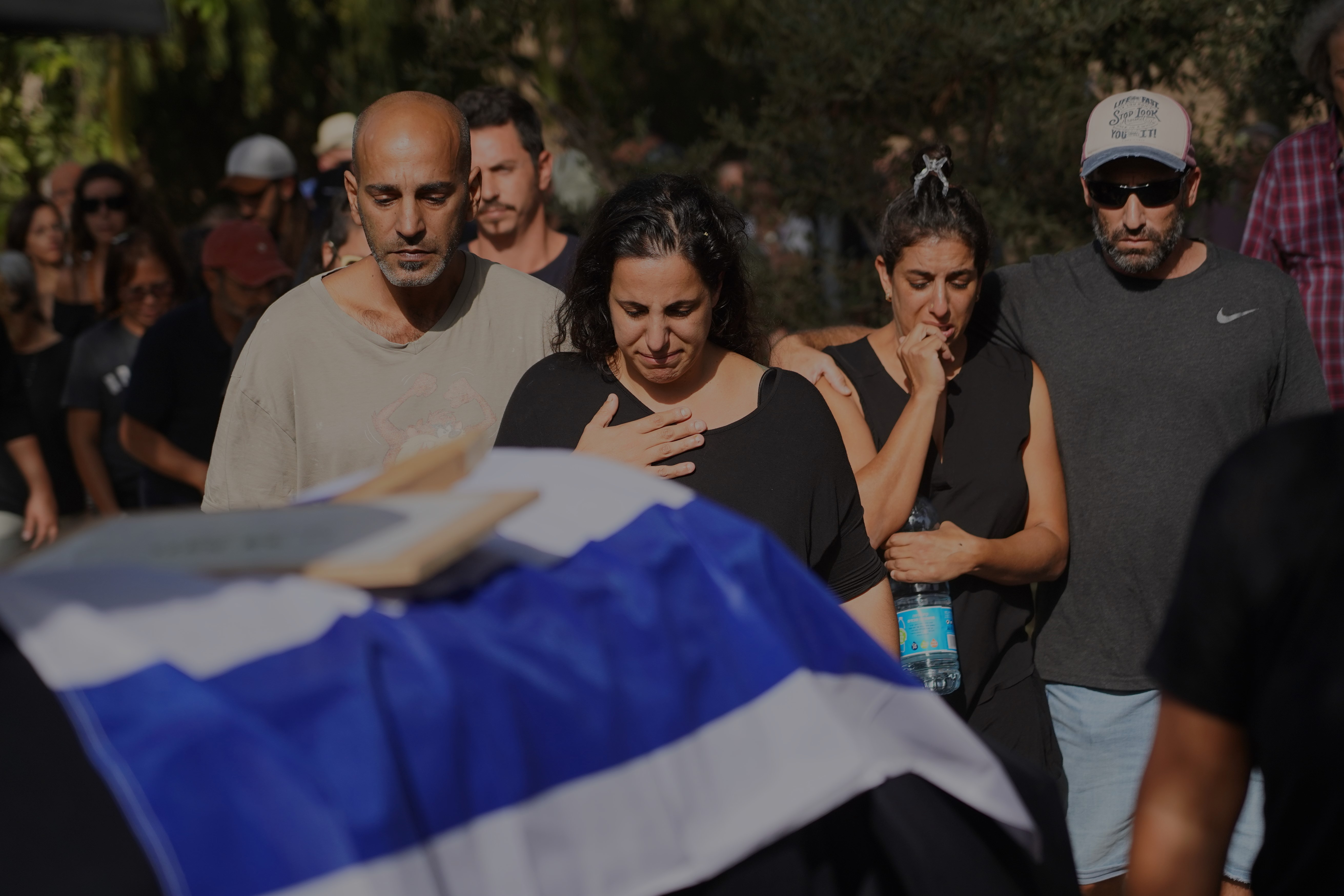 Enterros neste domingo de israelenses assassinados pelo Hamas no Kibutz Beeri em 7 de outubro.