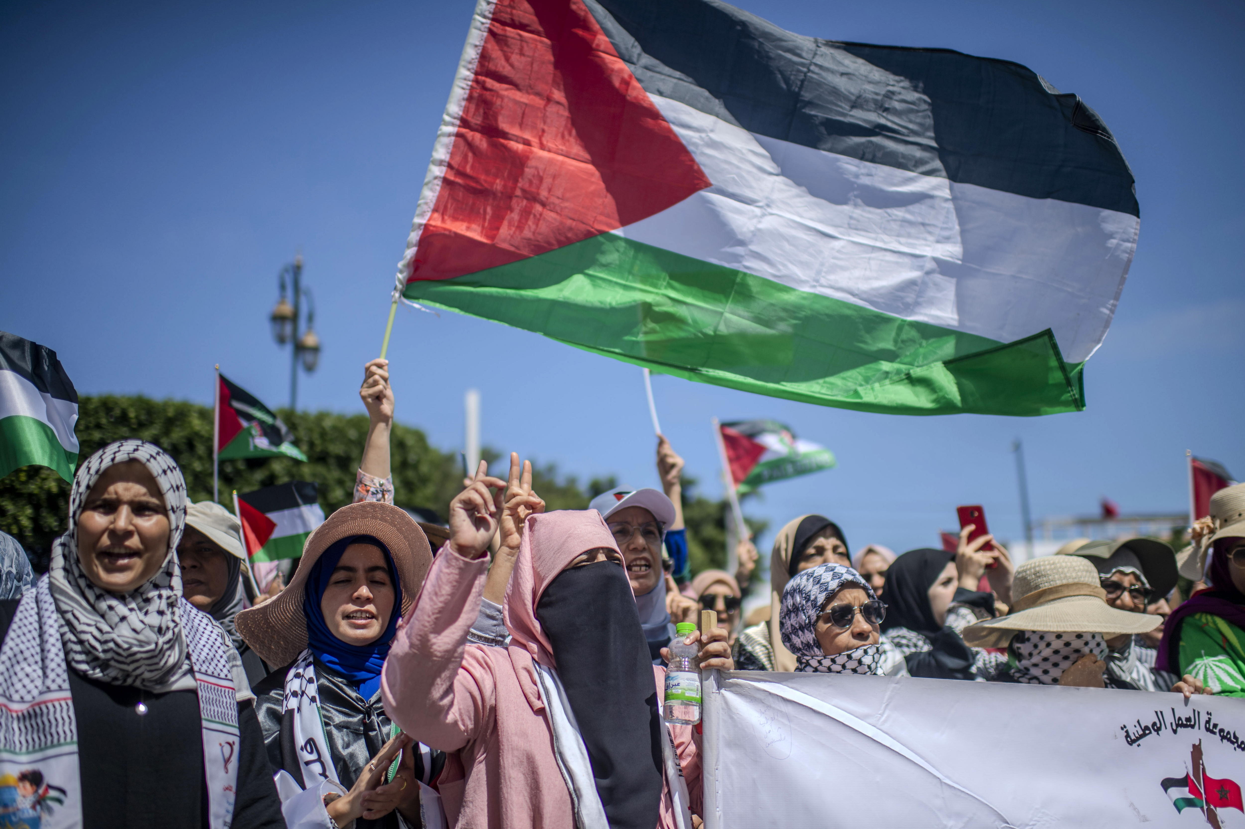 Rabat (Morocco), 03/08/2024.- Demonstrators hold Palestinian flags during a rally in Rabat, Morocco, protesting the killing of Palestinian Hamas political leader Ismail Haniyeh, 03 August 2024. Haniyeh and one of his bodyguards were targeted and killed in Tehran, Iran, on 31 July 2024, the Iranian Revolutionary Guard Corps (IRGC) confirmed. (Protestas, Marruecos, Teherán) EFE/EPA/JALAL MORCHIDI
