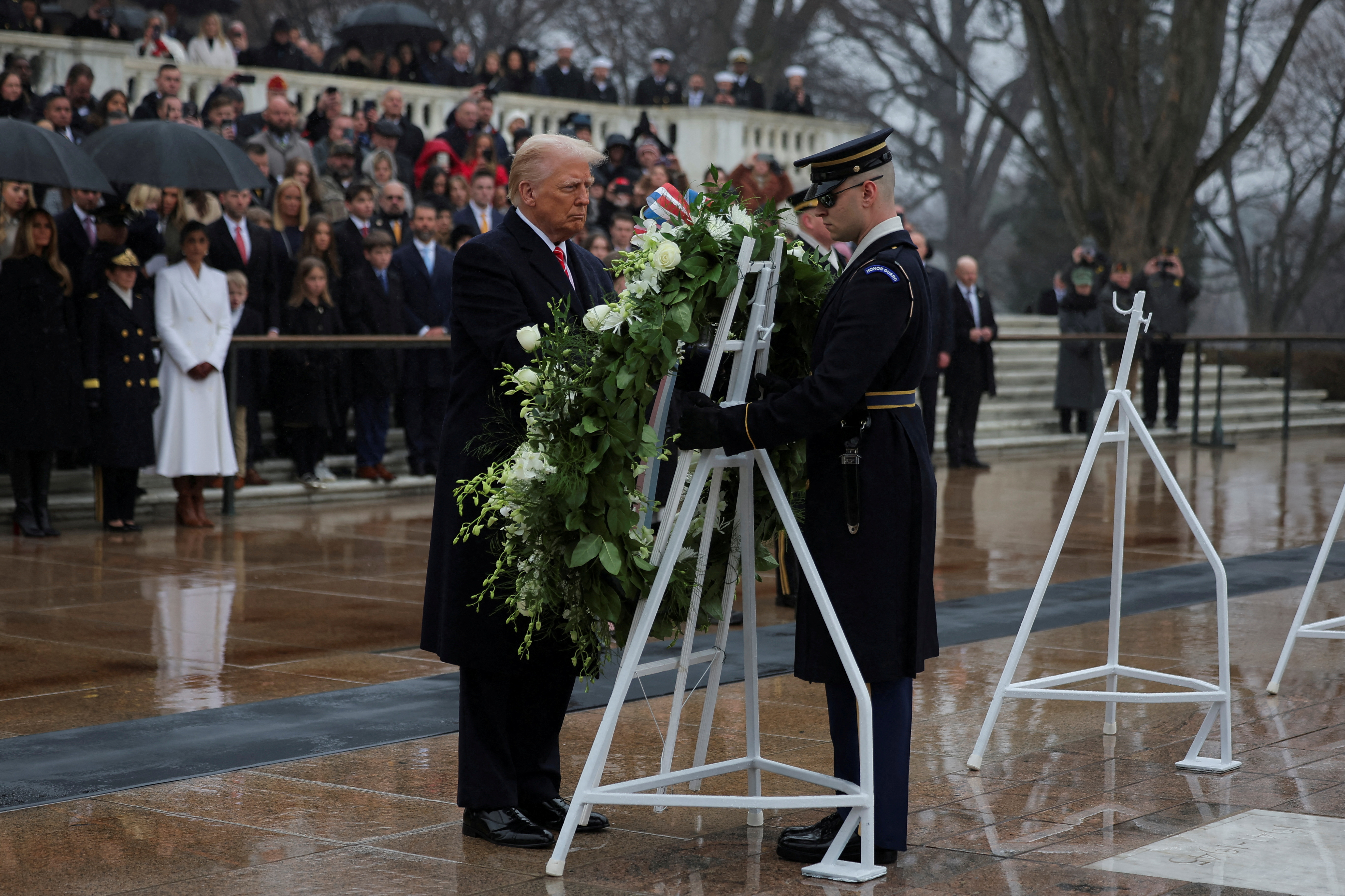 Donald Trump asiste a una ceremonia en el Cementerio Nacional de Arlington.