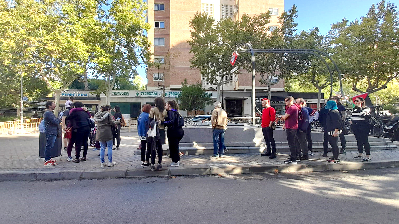 La Asociación Vecinal de Hortaleza en la estación Parque de Santa María.