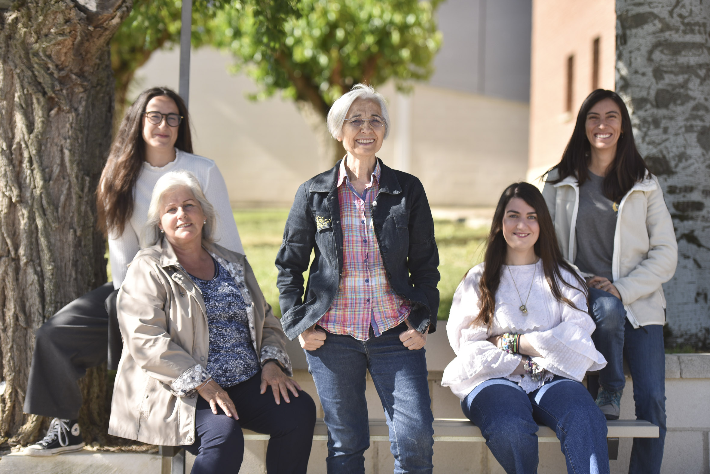 De izquierda a derecha, Ana Bernardos Ballestín, María Jesús Agustín, Herminia Ballestín, Adela Alfaro y Mariella Araujo Velloso, cinco de las siete integrantes de la agrupación Mujeres por el Municipio de Angüés, el miércoles en la localidad oscense.