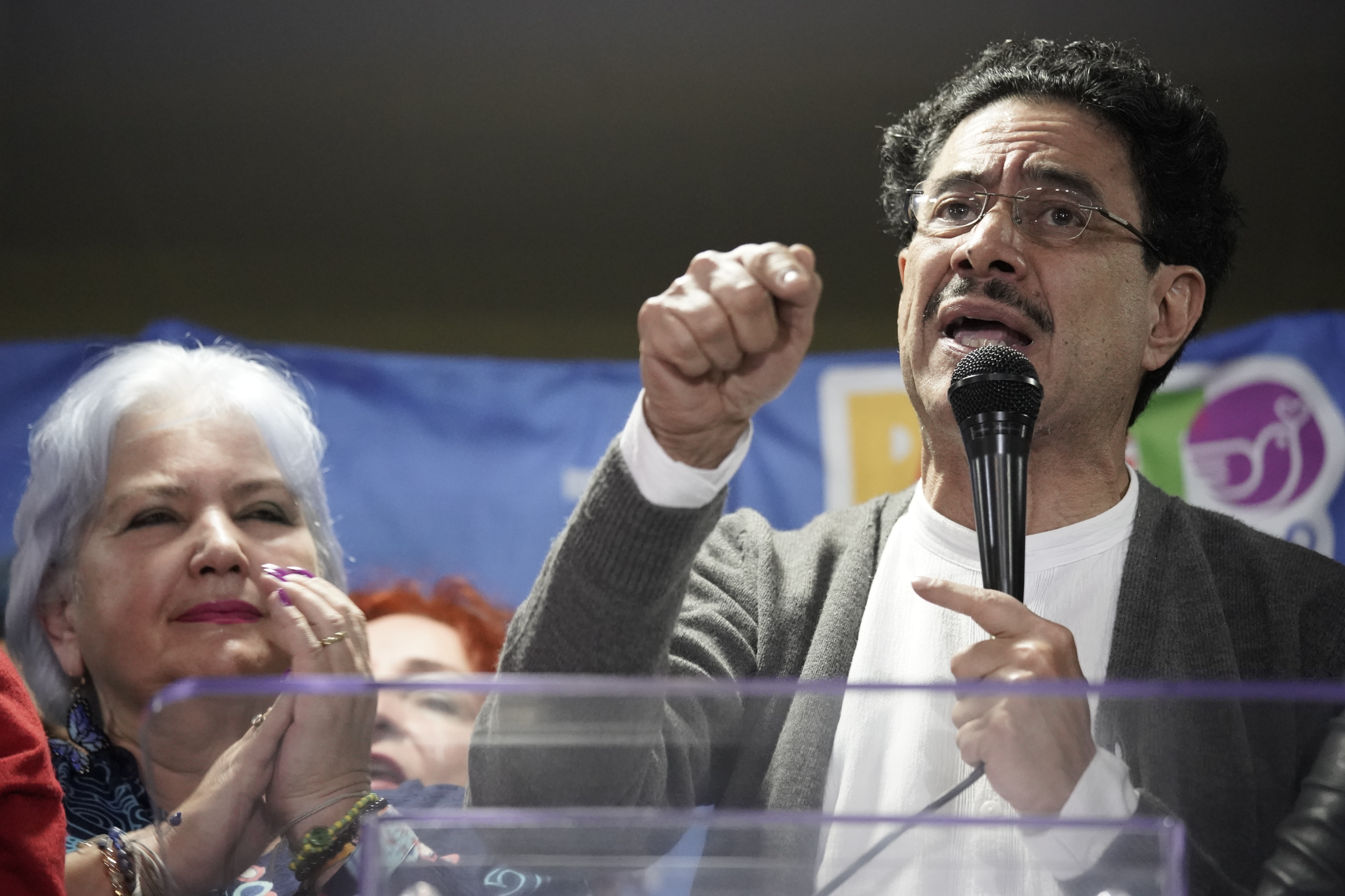 Iván Cepeda habla desde la sede del Polo Democrático, en Bogotá, este domingo.