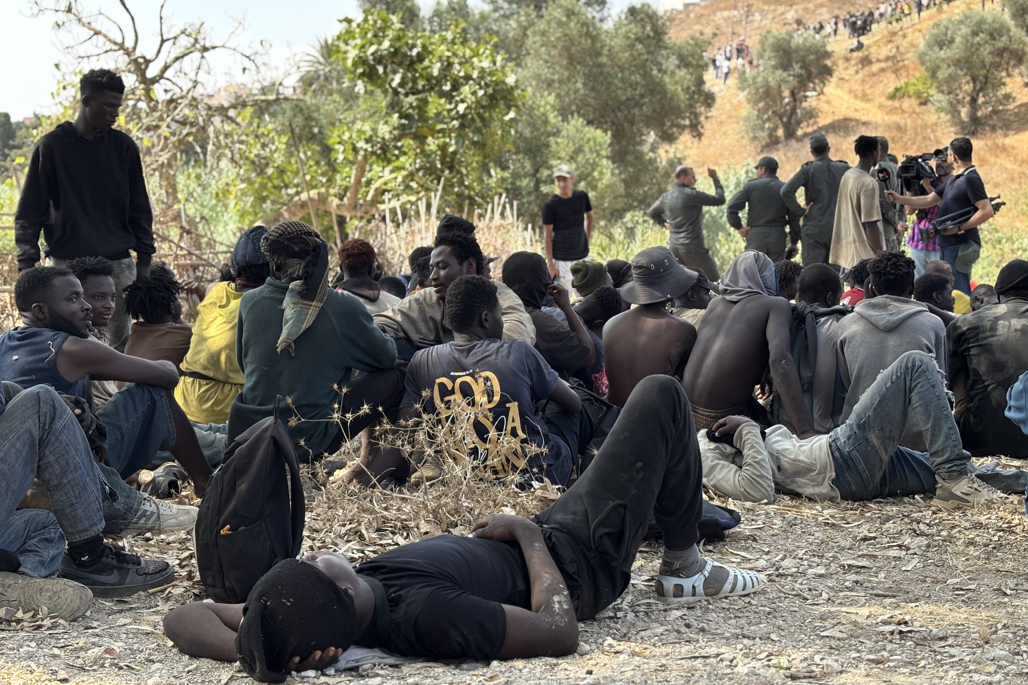 Migrantes interceptados por las fuerzas de seguridad marroquíes este sábado en Castillejos (Marruecos).