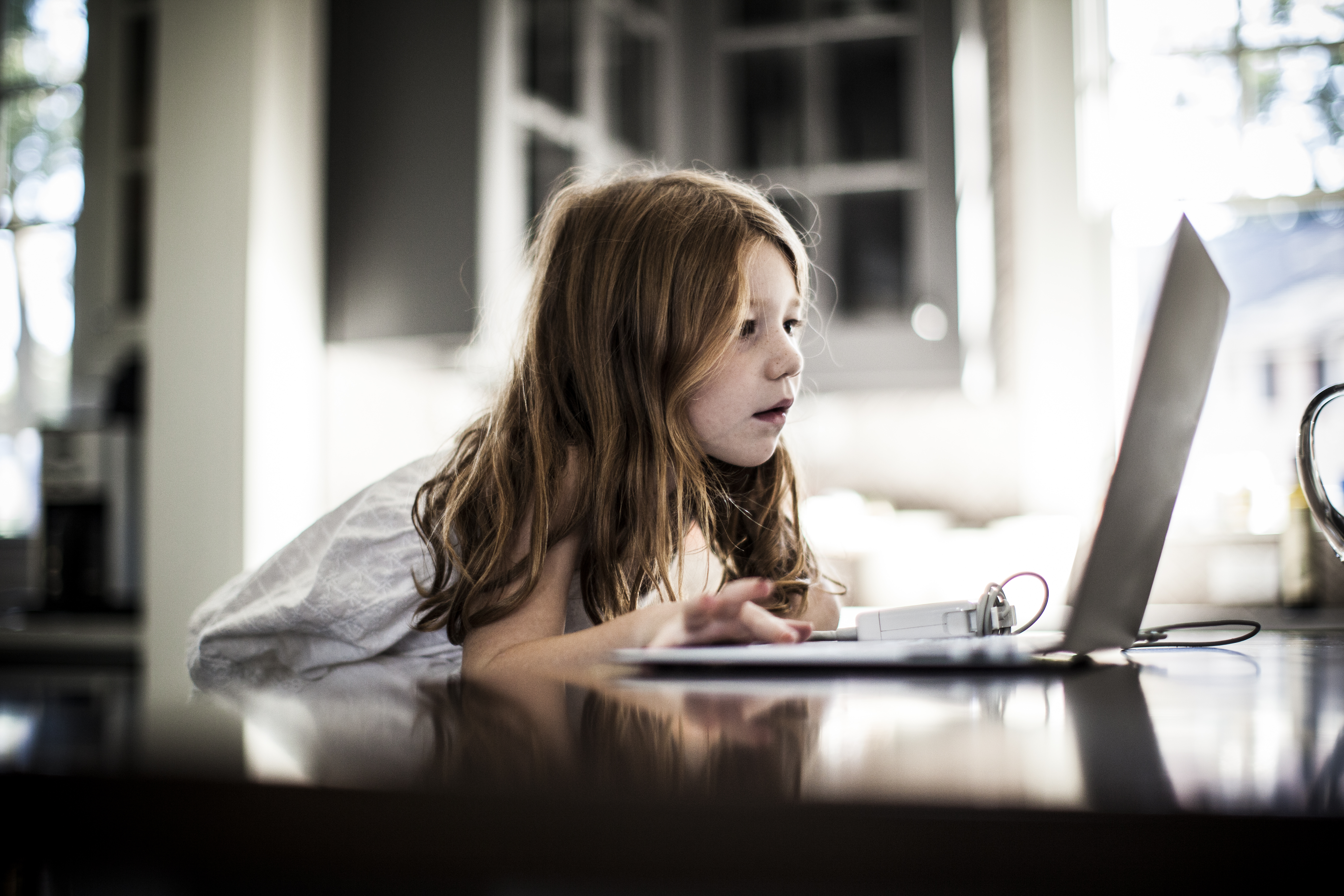 Las pantallas no son “niñeras”: los pediatras piden restringir su uso entre los más pequeños