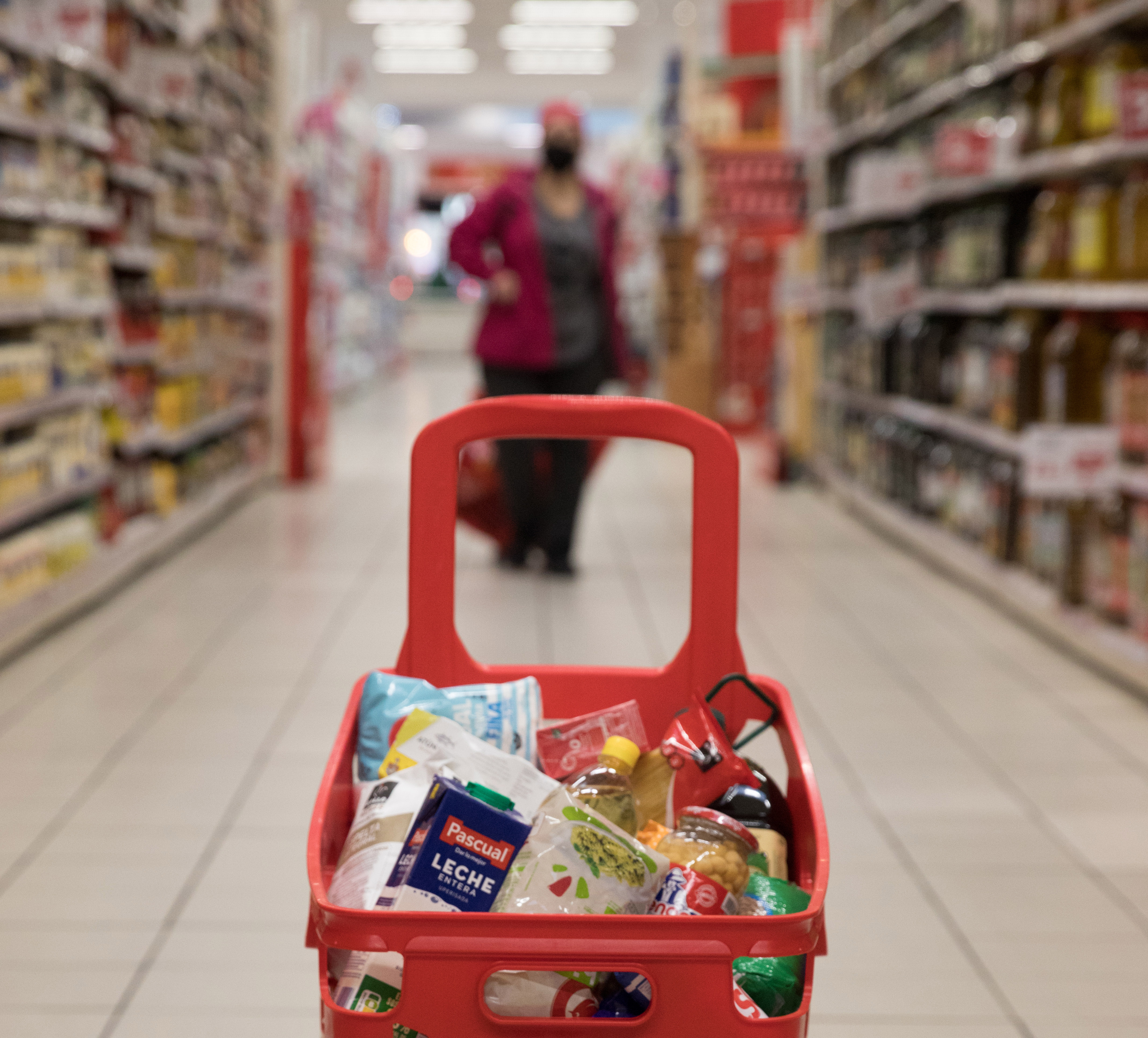 La vuelta a la normalidad de los supermercados: estanterías casi llenas pero productos más caros