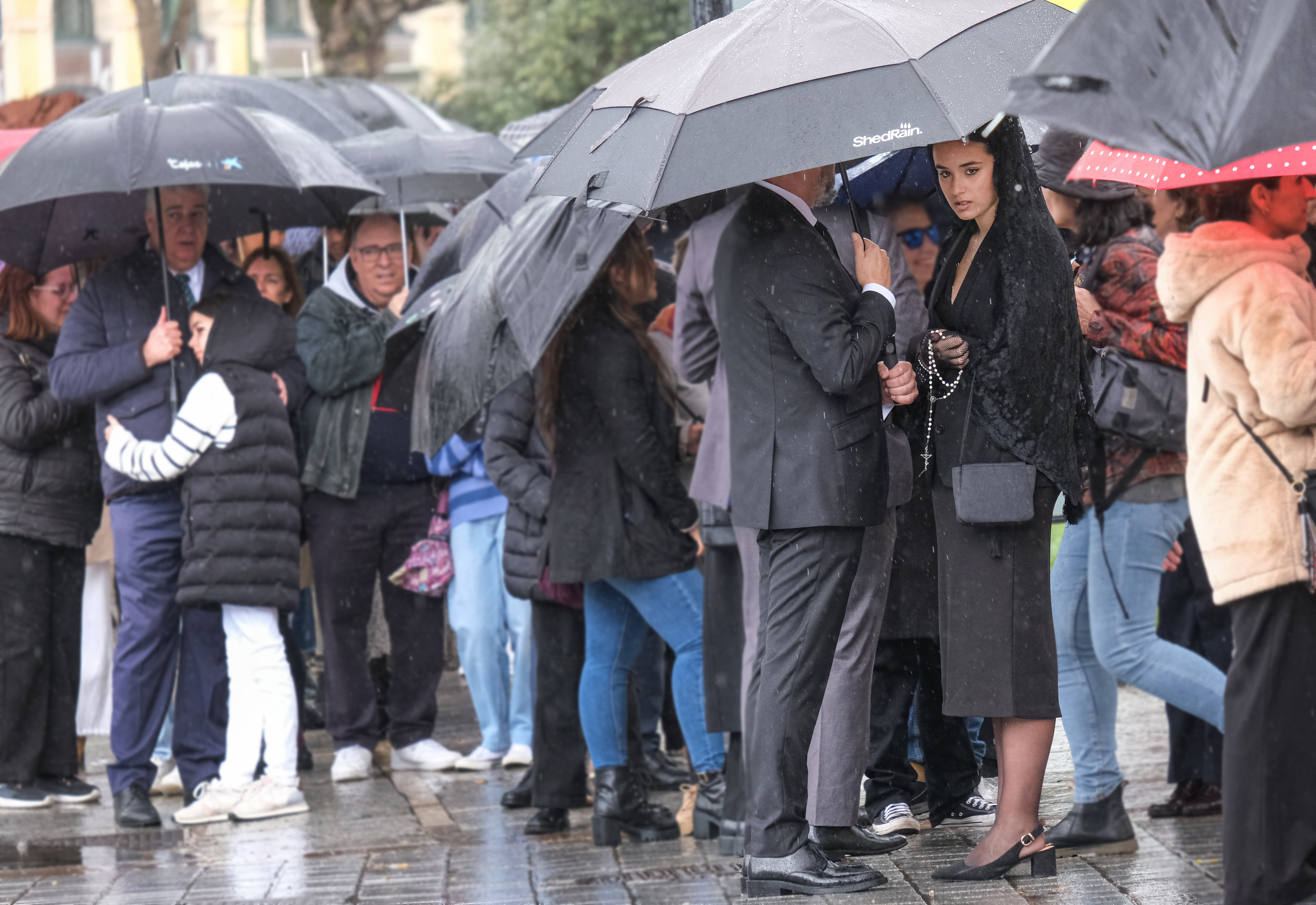 Paraguas el Jueves Santo a las puertas de la Basilica de La Macarena, que no puso salir en procesión por la lluvia.