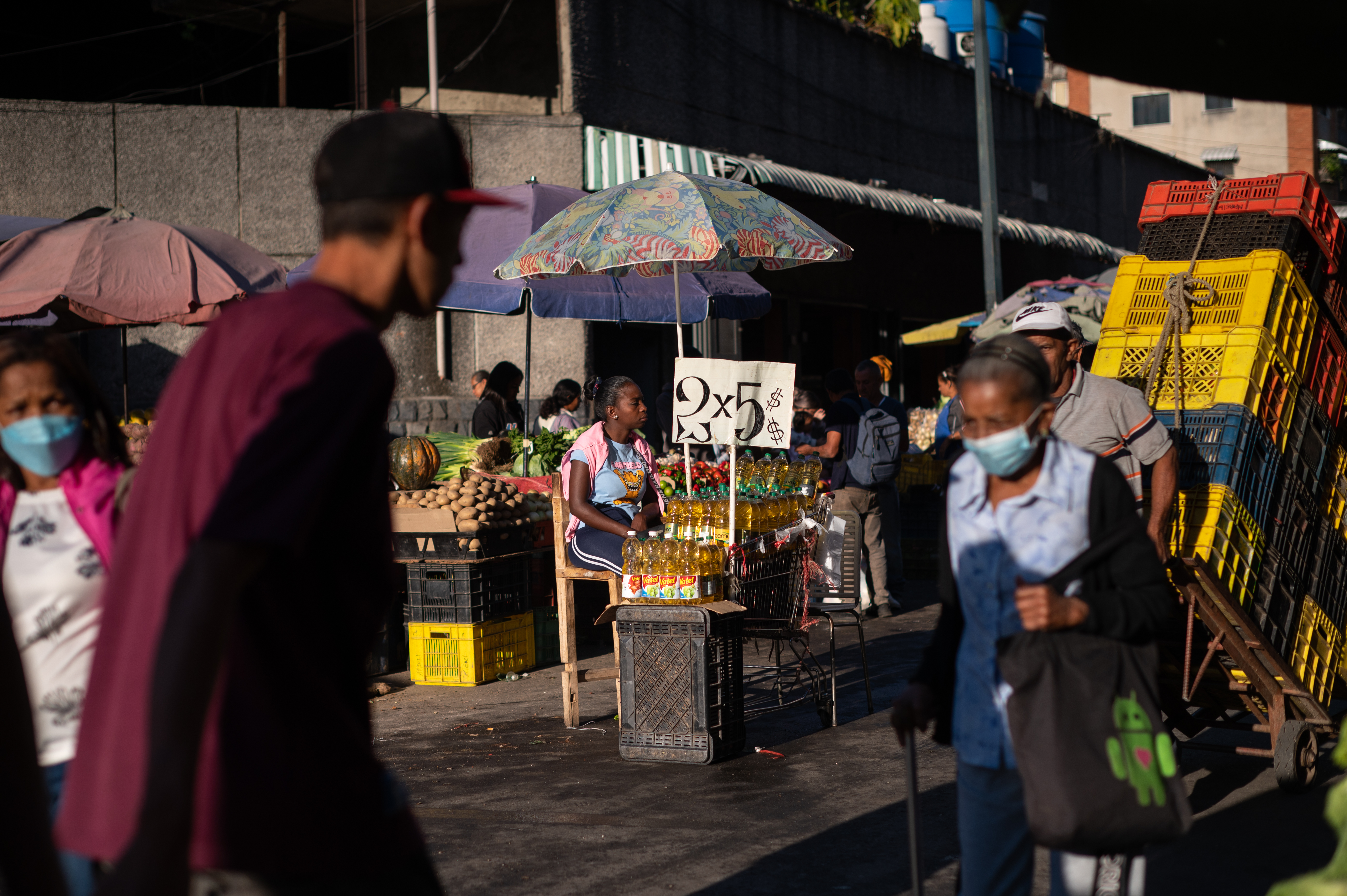 Pessoas passam por um mercado público em Caracas.
