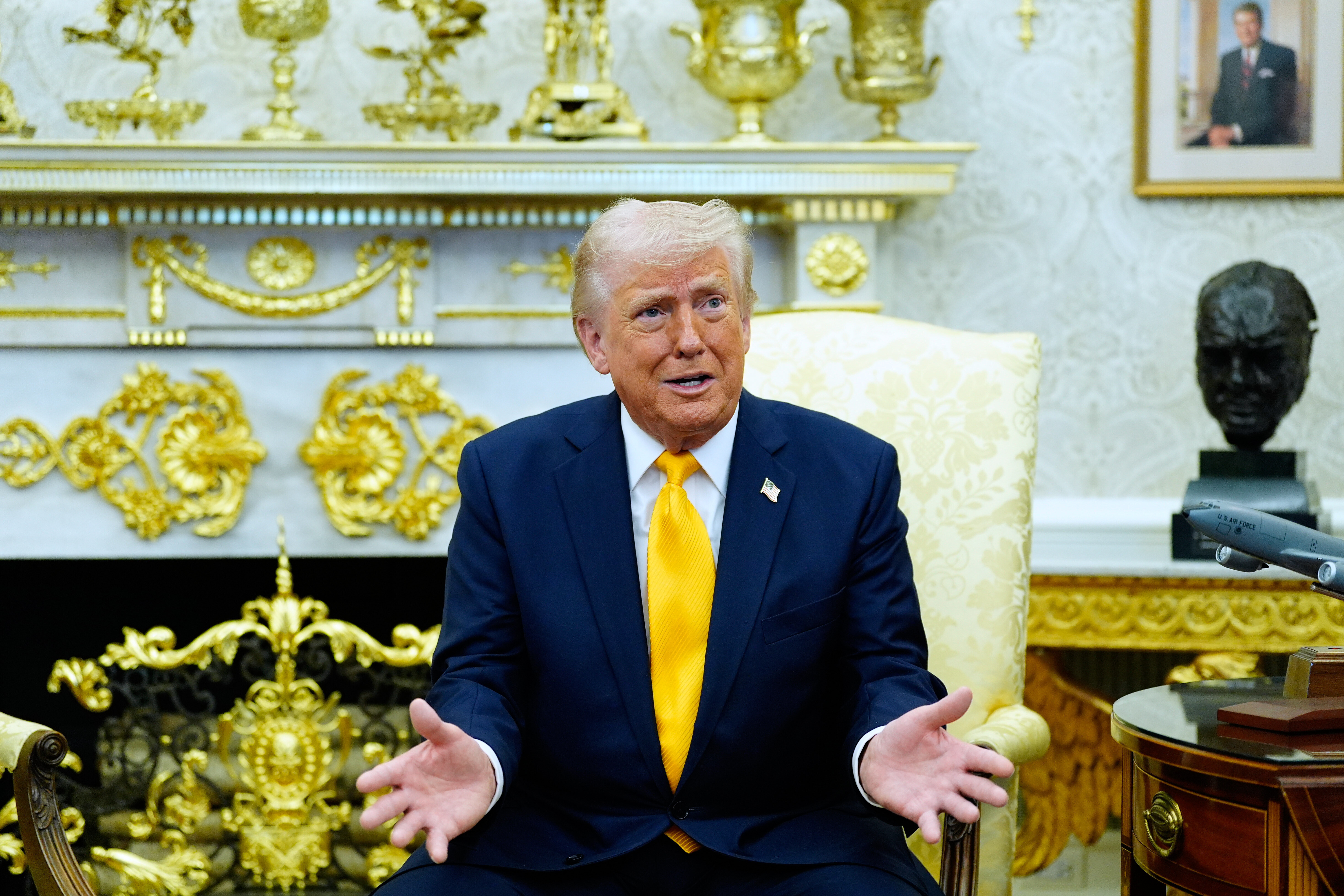 Donald Trump discursa durante uma reunião com a primeira-ministra do Japão, Sanae Takaichi, no Salão Oval da Casa Branca, na quinta-feira, 19 de março de 2026, em Washington. (Foto AP/Alex Brandon)