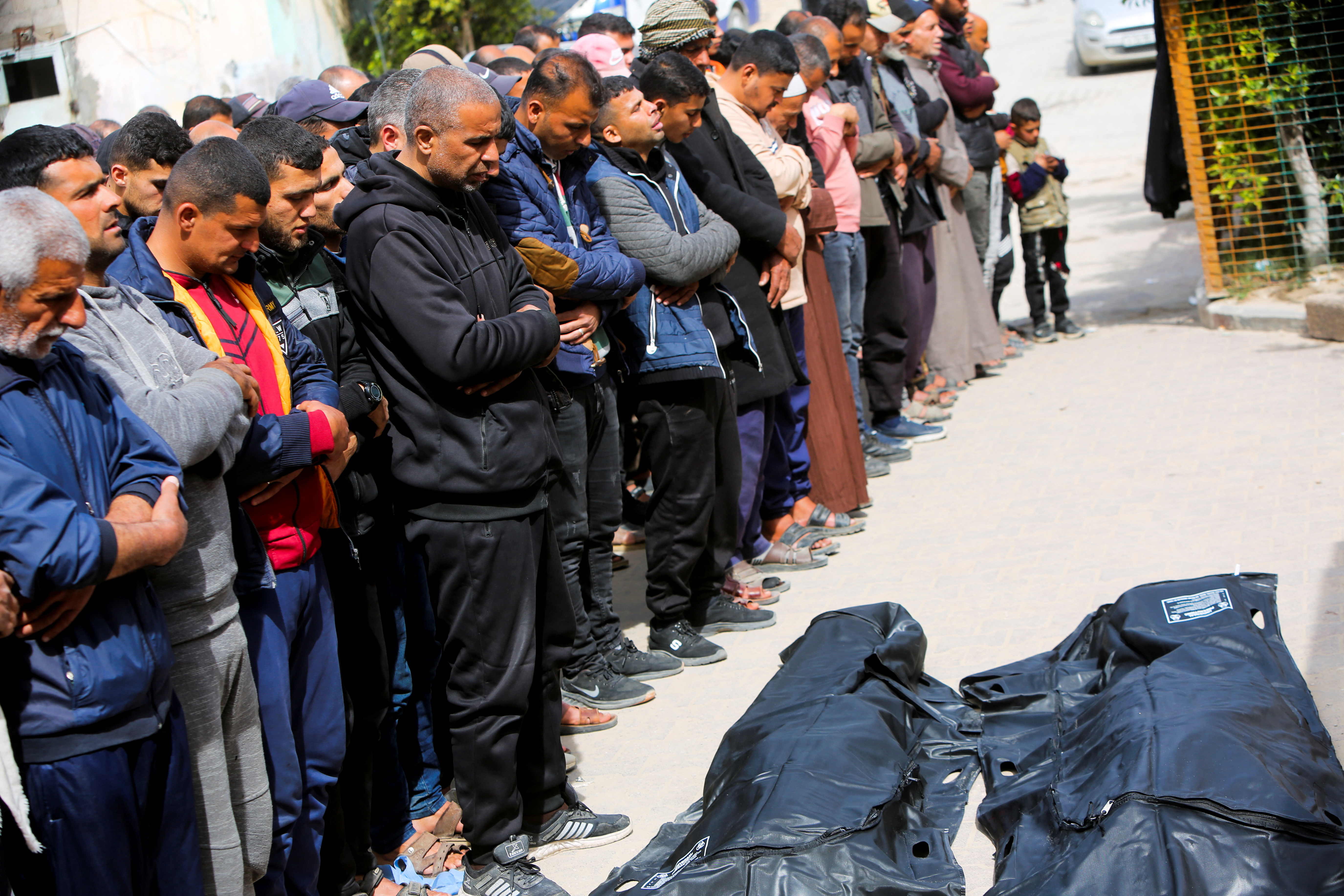 Un grupo de personas acude al funeral de dos palestinos muertos por un ataque israelí en Rafah, en el extremo sur de la Franja, este lunes 3 de marzo de 2025.