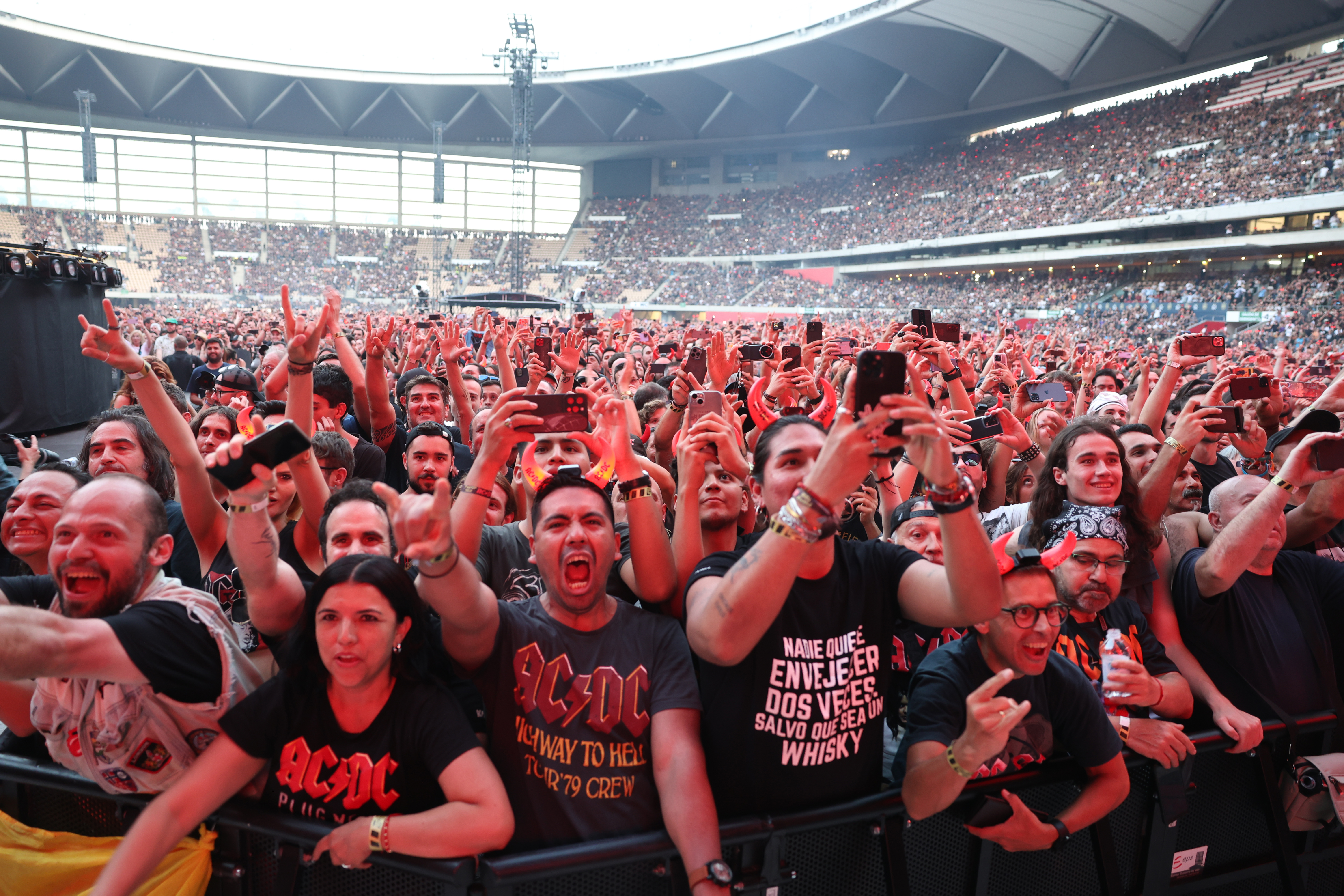 AC/DC demuestra ante 60.000 personas en Sevilla que su rock es  indestructible | Cultura | EL PAÍS