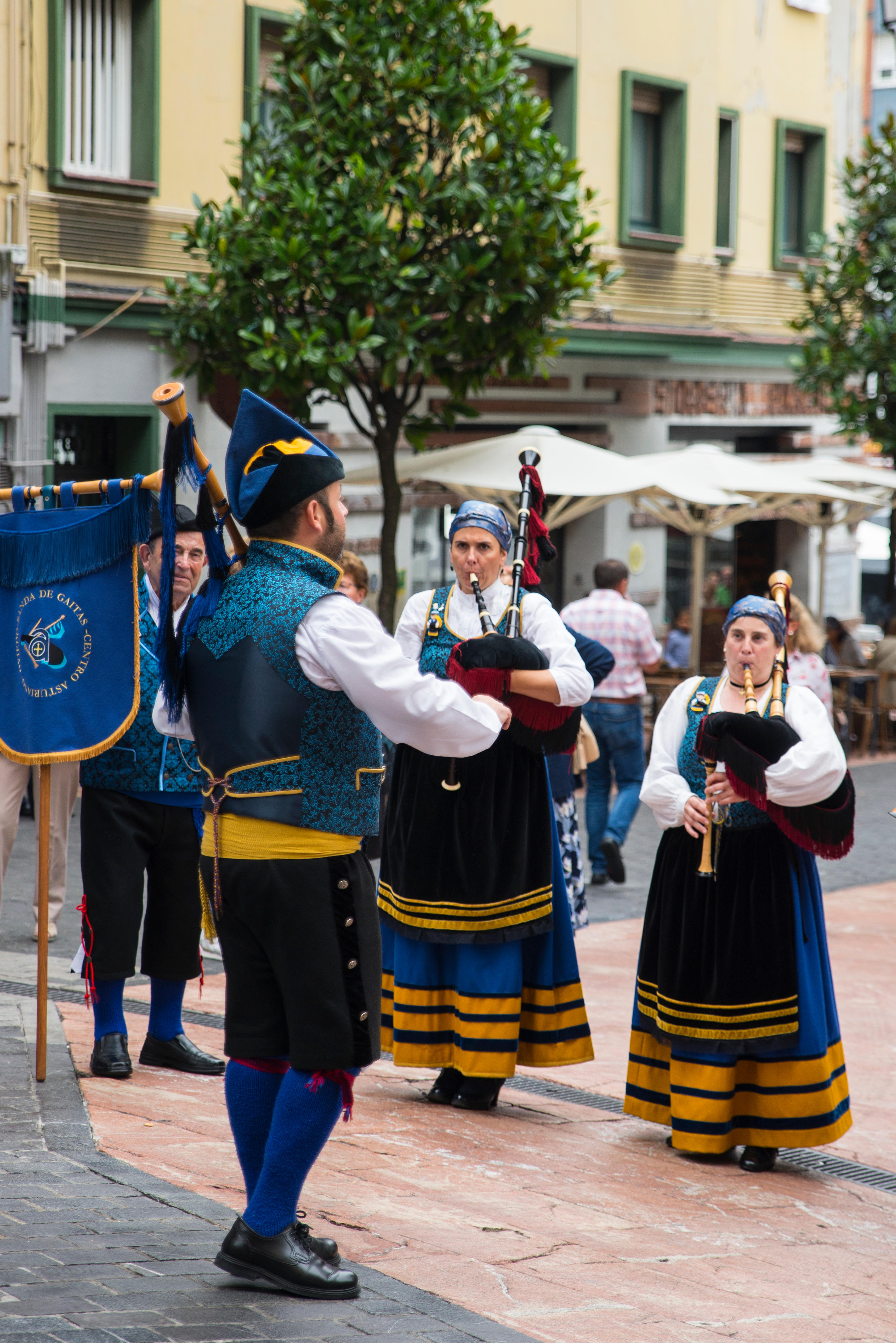 Un grupo de  músicos tocan  en la calle de  Gascona de  Oviedo. 