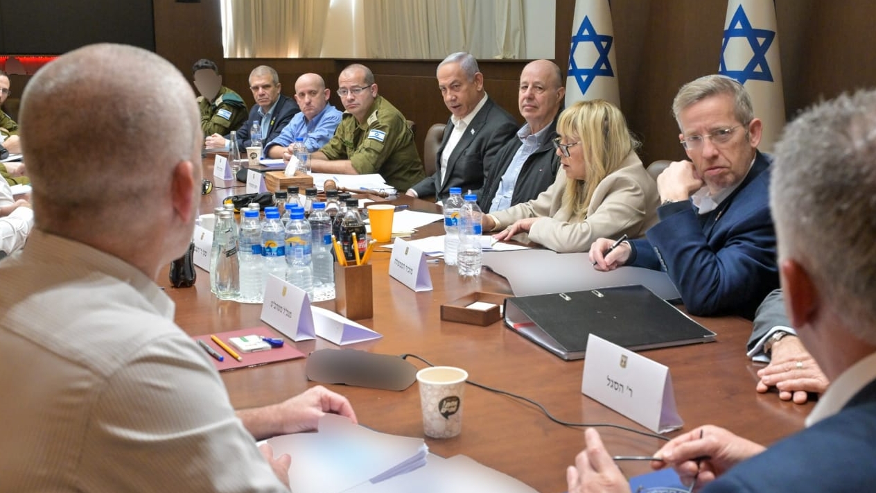 The Security Cabinet discussion has begun, at the Prime Minister's Office in Jerusalem.  Before the meeting, an operational security assessment was held on the implementation of the agreement, chaired by Prime Minister Benjamin Netanyahu, together with the negotiating team which has returned from Doha.