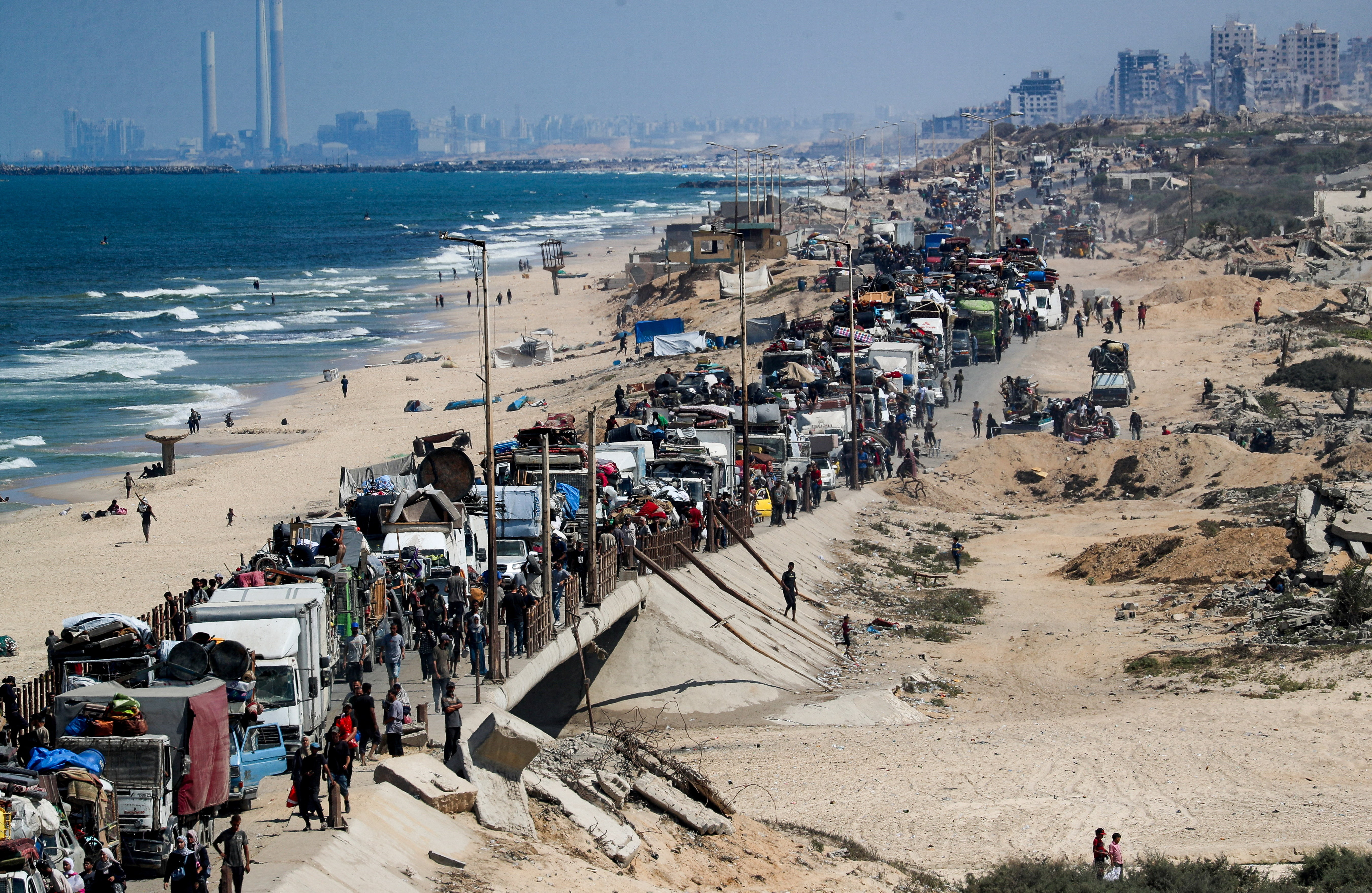 Displaced Palestinians, fleeing northern Gaza due to an Israeli military operation, move southward after Israeli forces ordered residents of Gaza City to evacuate to the south, in the central Gaza Strip September 16, 2025. REUTERS/Mahmoud Issa