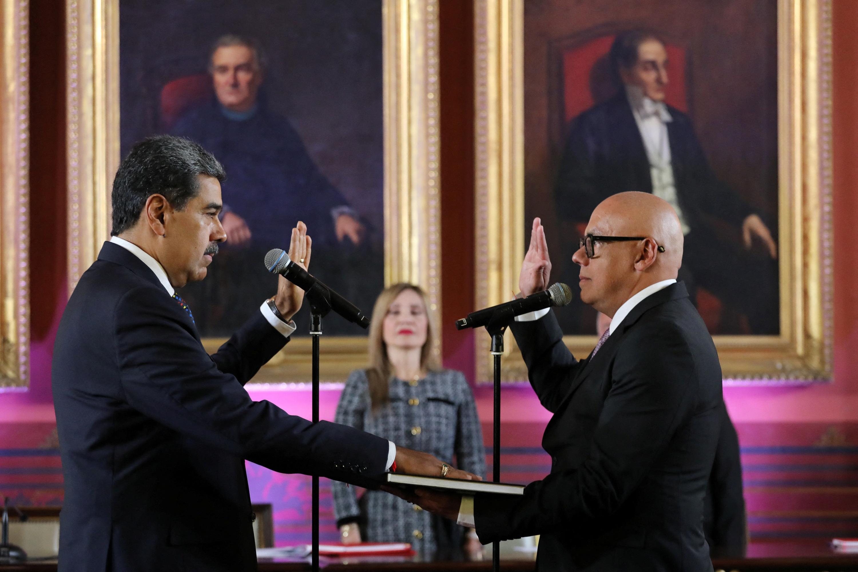 El presidente de Venezuela, Nicolás Maduro, toma juramento este viernes ante el presidente de la Asamblea Nacional, Jorge Rodríguez, para un tercer mandato de seis años, en Caracas, Venezuela.