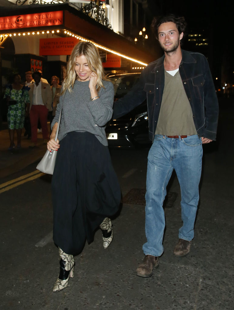 La imagen perfecta de Sienna Miller y su novio, el modelo de 25 años que ha  cambiado su idea de los hombres | Fotos | Moda | S Moda | EL PAÍS