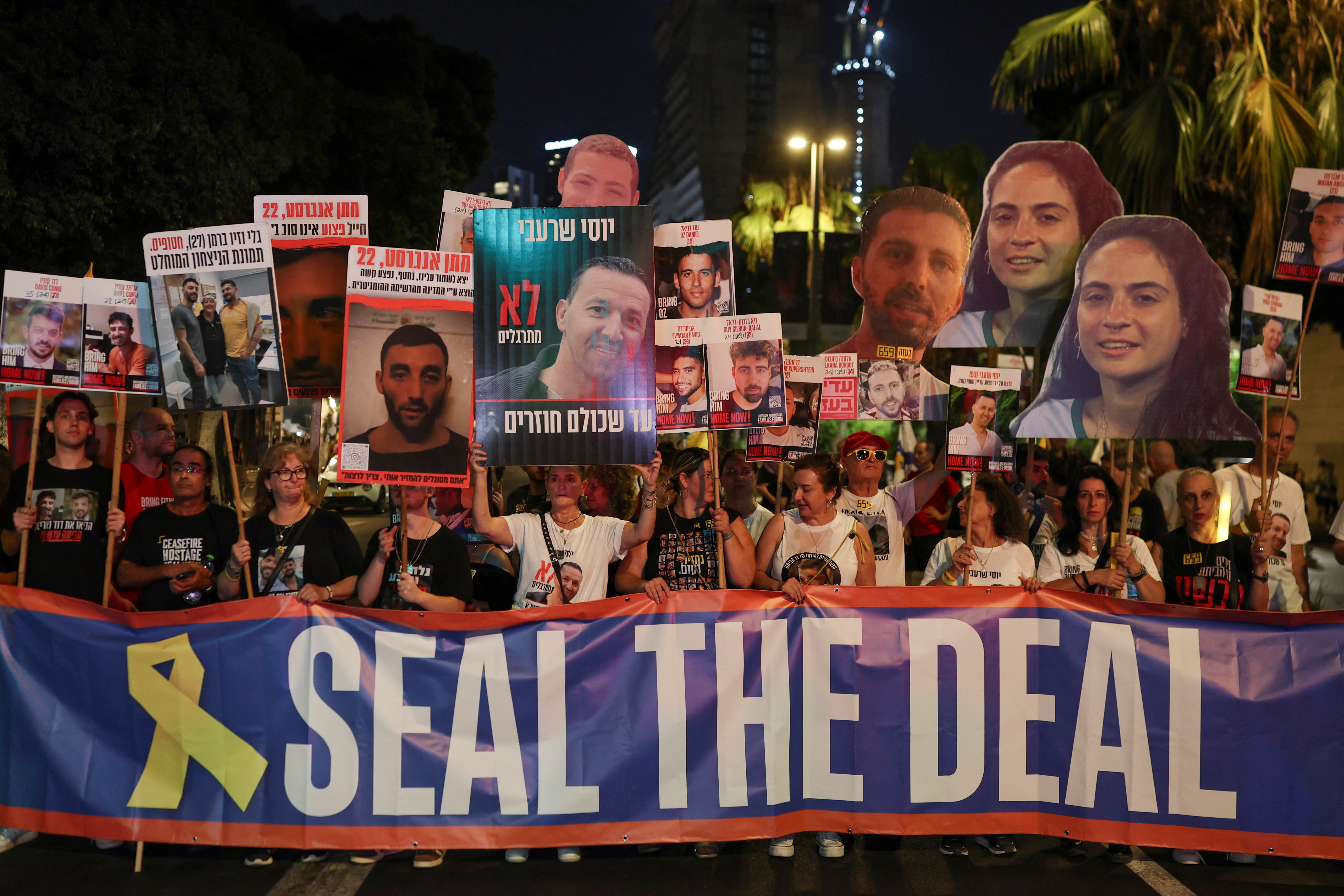 Decenas de personas se manifiestan en Tel Aviv este sábado para pedir un acuerdo que asegure la vuelta de los rehenes que quedan en manos de Hamás.