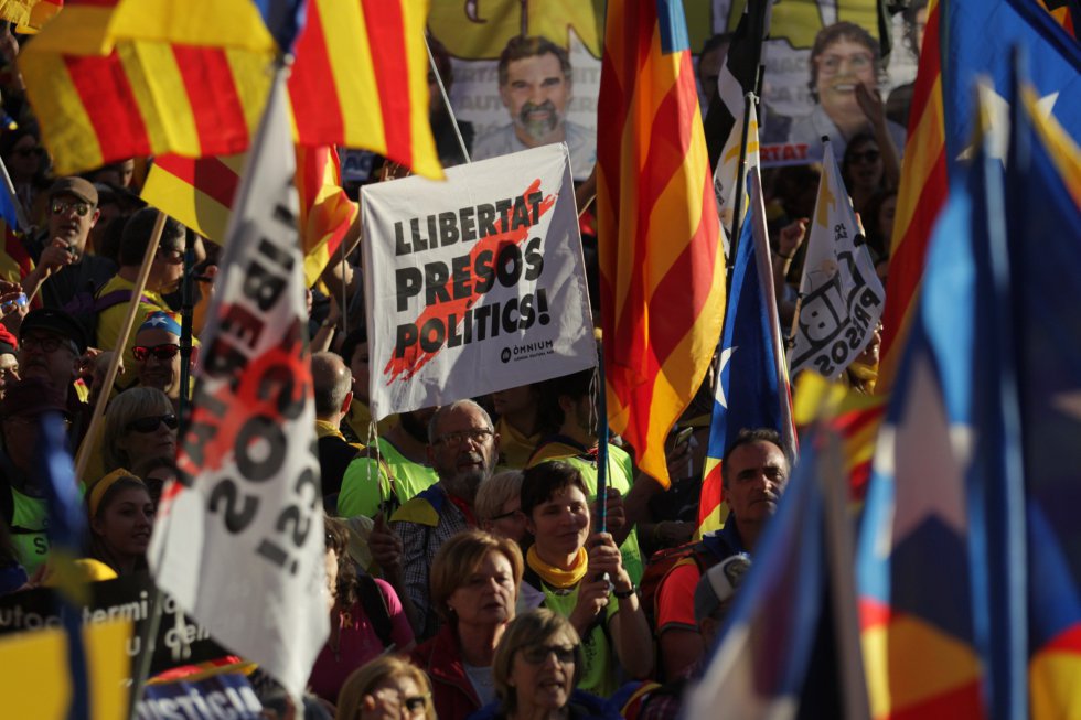 Un Protester contro la presunta predominanza del catalano nel corso  spagnolo è visto che protestavano coperto con un flag durante la  dimostrazione. Più di 1.500 persone chiamato dagli enti a favore della