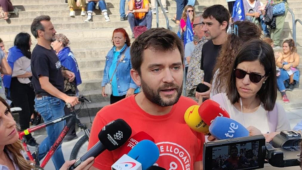 El Sindicato de Inquilinas de Barcelona pone tambin sobre la mesa una huelga de alquileres Su portavoz, Enric Aragons, ha hablado antes de la manifestacin contra la Copa Amrica, a la que se suma el sindicato. Ha denunciado "un sistema que hace a los ricos ms ricos porque los gobiernos ponen la alfombra roja al rentismo culpable. Se espera una gran marcha en Madrid, un pu?etazo en la mesa. En Barcelona anunciaremos una gran marcha, pero esto no va de salir un da, sino de luchar contra un sistema parasitario y es hora de plantearse qu pasa si la gente inquilina deja de pagar el alquiler, como en otros momentos de la historia".