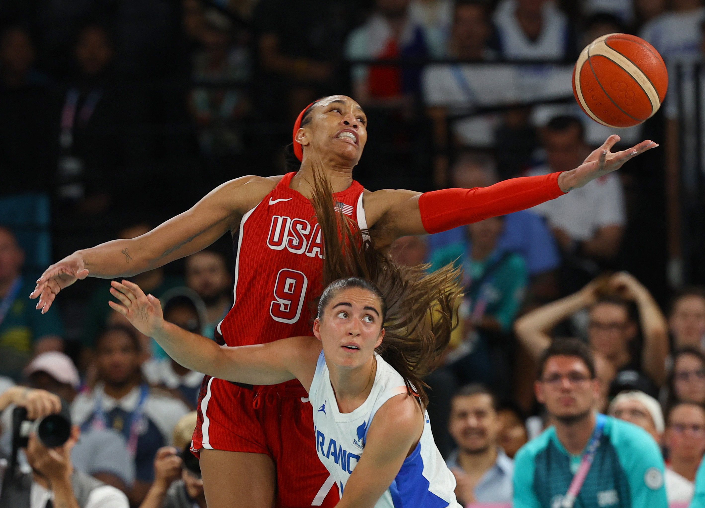 Paris 2024 Olympics - Basketball - Women's Gold Medal Game - France vs United States - Bercy Arena, Paris, France - August 11, 2024. A'Ja Wilson of United States in action with Marine Fauthoux of France. REUTERS/Brian Snyder