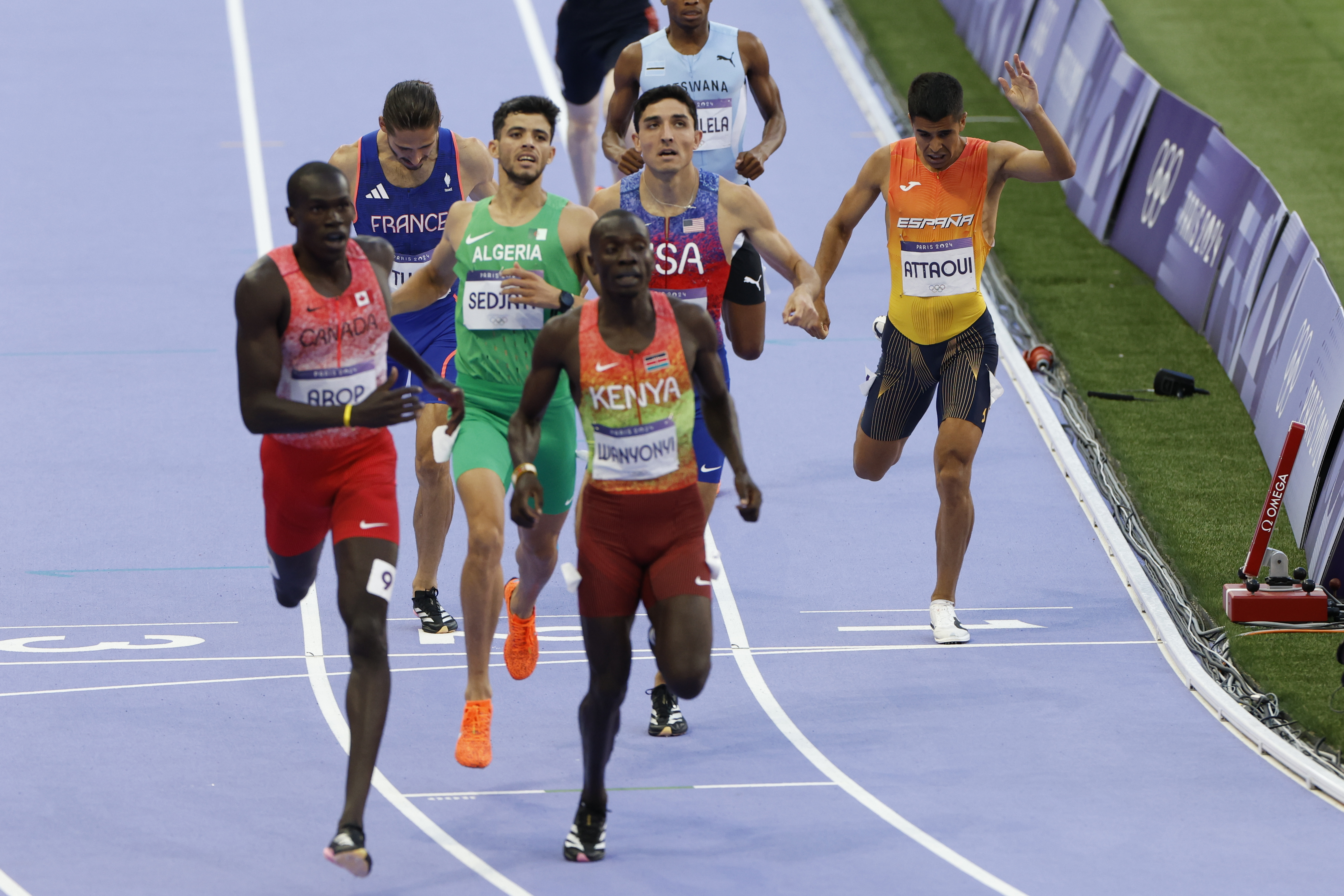 SAINT-DENIS, 10/08/2024.- Los atletas, el español Mohamed Attaoui (d), el canadiense Arop (i), el keniano Emmanuel Wanyonyi (c), y el argelino Yamel Sedyati (2i), compiten en la final de 800m masculino en el marco de los Juegos Olímpicos París 2024, este sábado, en el Estadio de Francia de Saint-Denis. EFE/ Julio Muñoz
