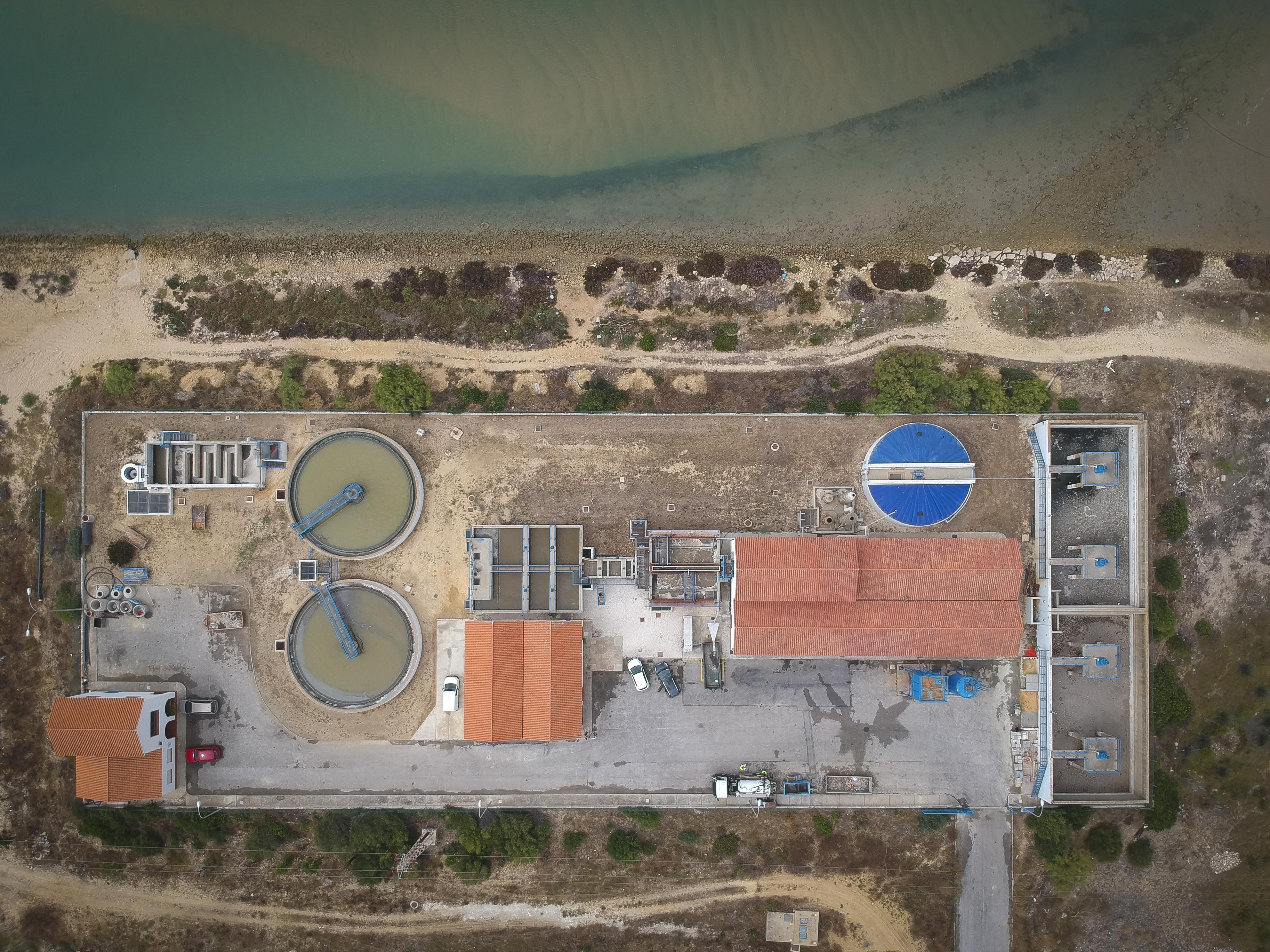 Vista áerea (con un drón) de la depuradora de Barbate (Cádiz)