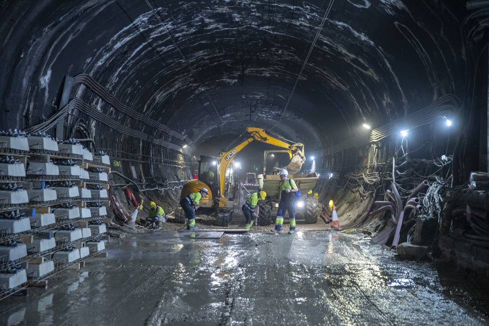 Unos obreros trabajan en el túnel que une las estaciones de Atocha y Recoletos, en julio de 2019.