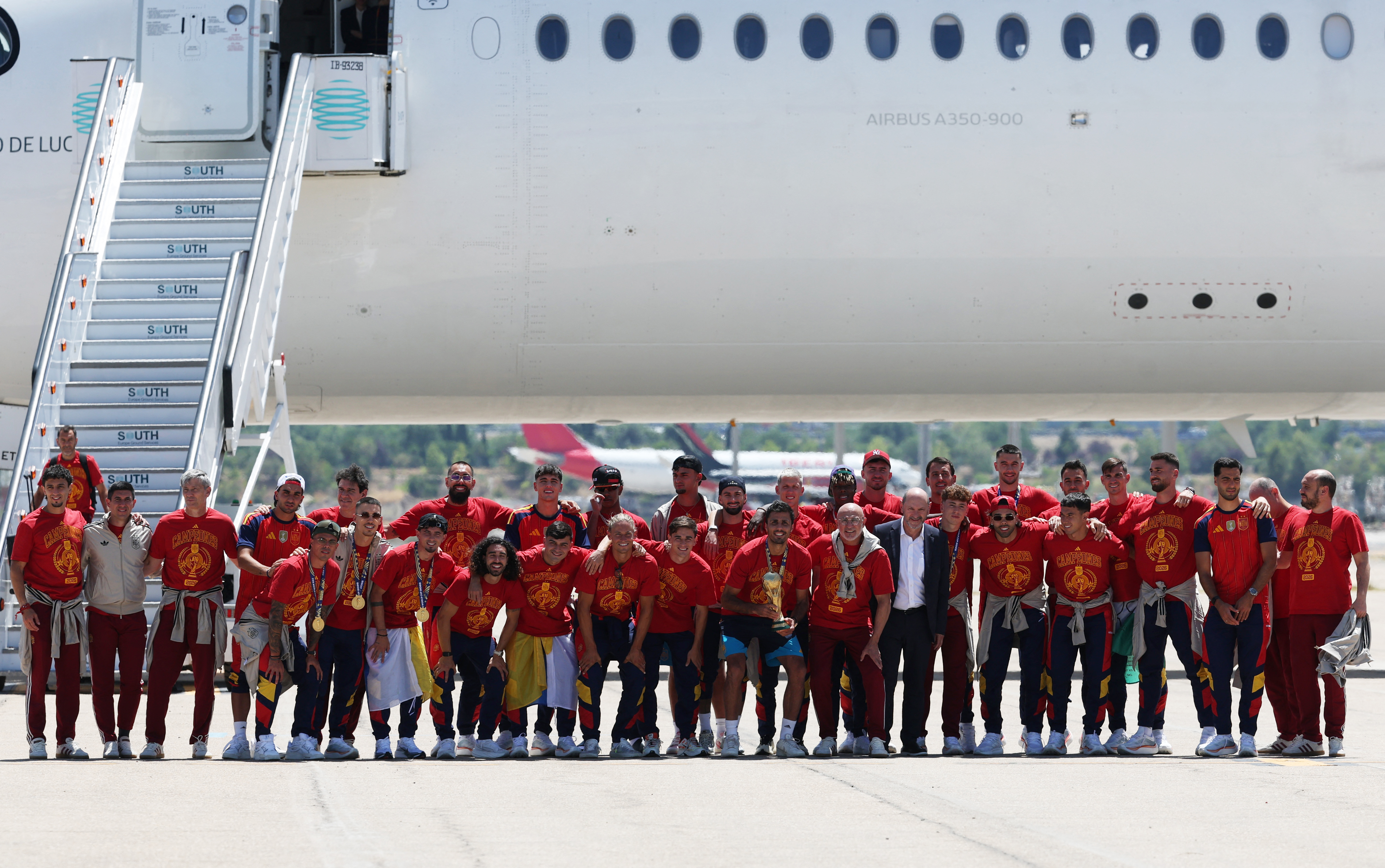 Los jugadores de España posan para una foto de grupo con el trofeo de la Copa del Mundo durante la llegada de la selección a Madrid.