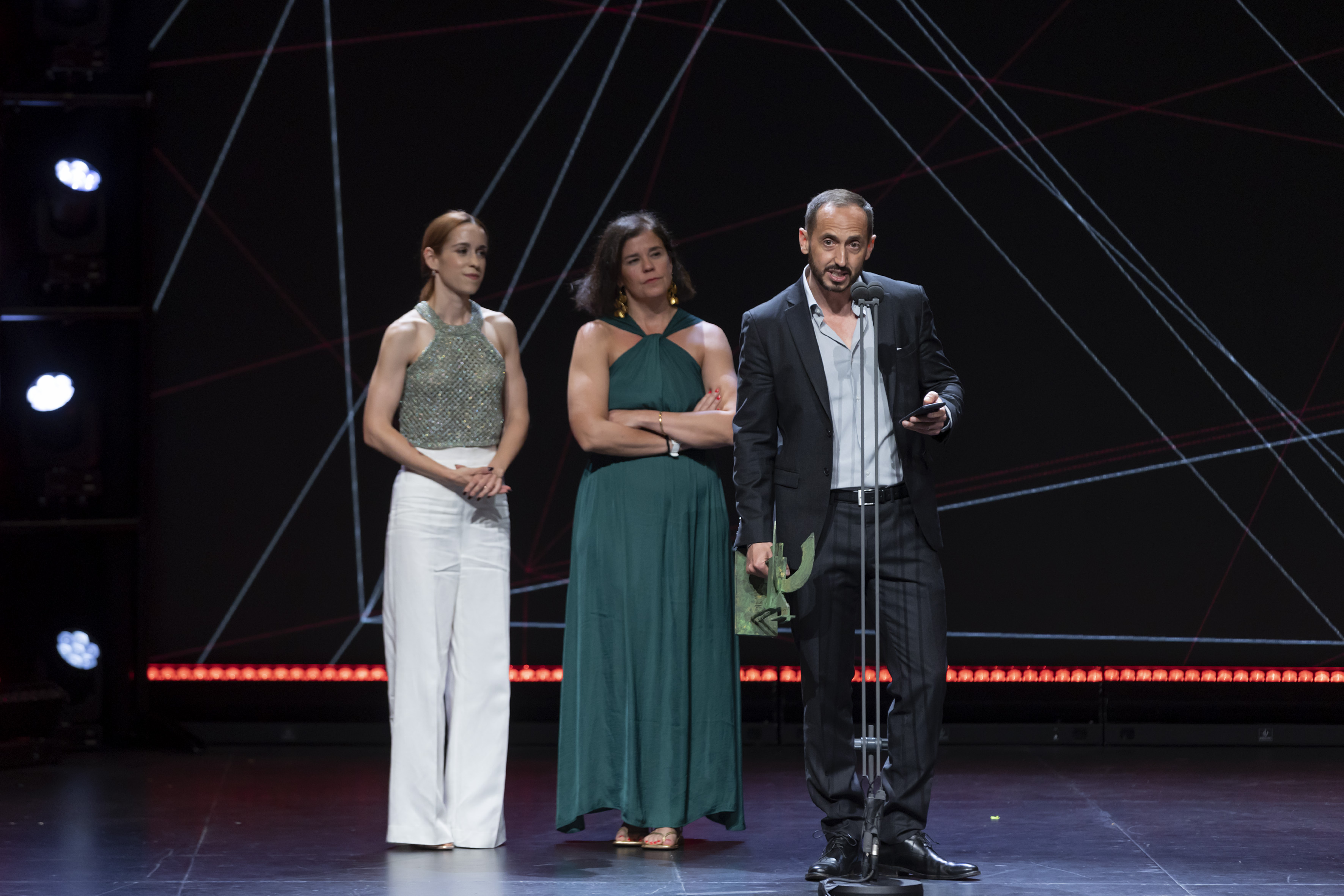 El periodista Álvaro de Cózar recoge el premio por el 'podcast' 'Los Papeles', sobre el caso del extesorero del PP Luis Bárcenas.