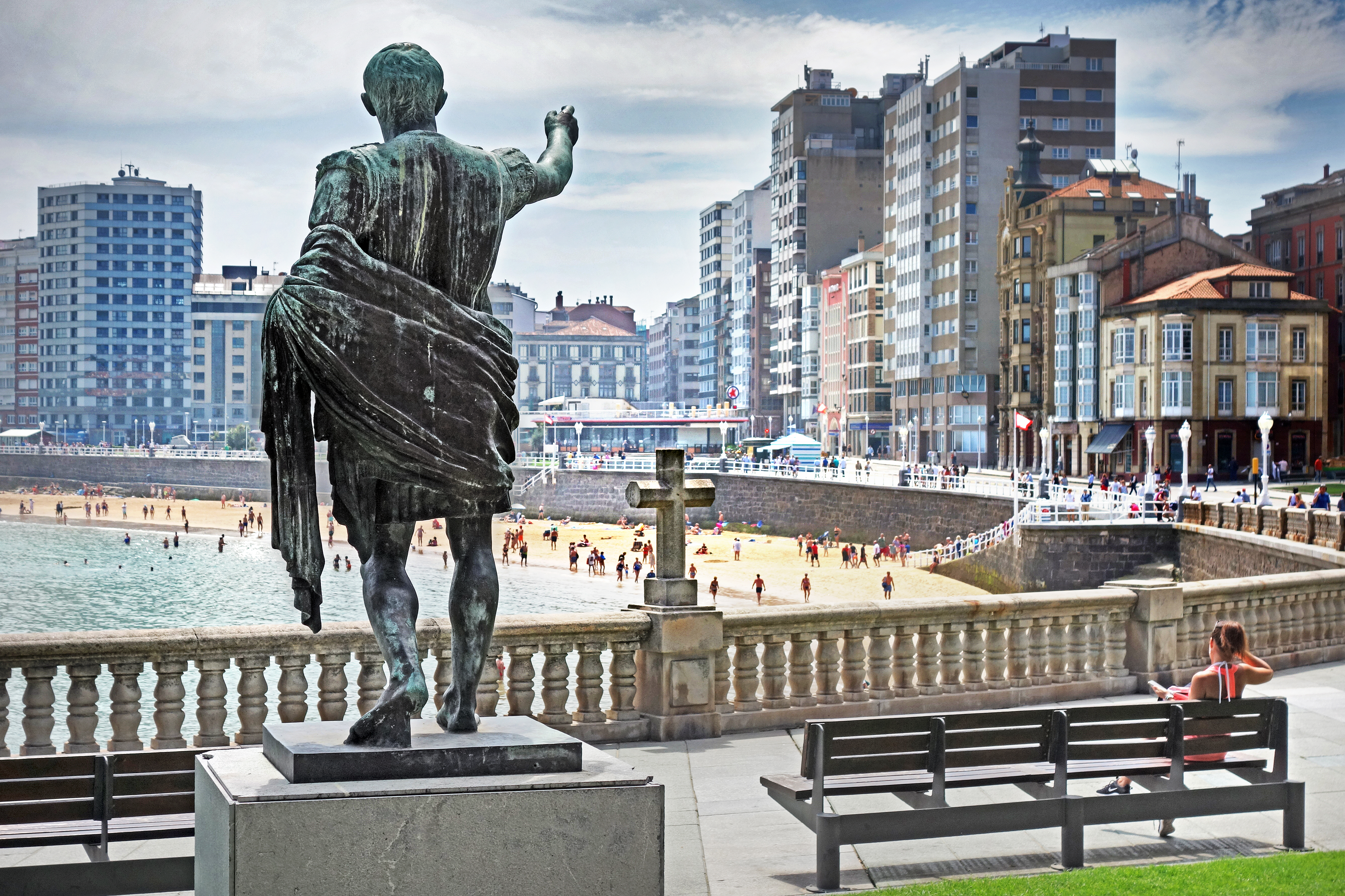 Estatua del emperador Octavio Augusto frente a la playa de San Lorenzo, en Gijón.