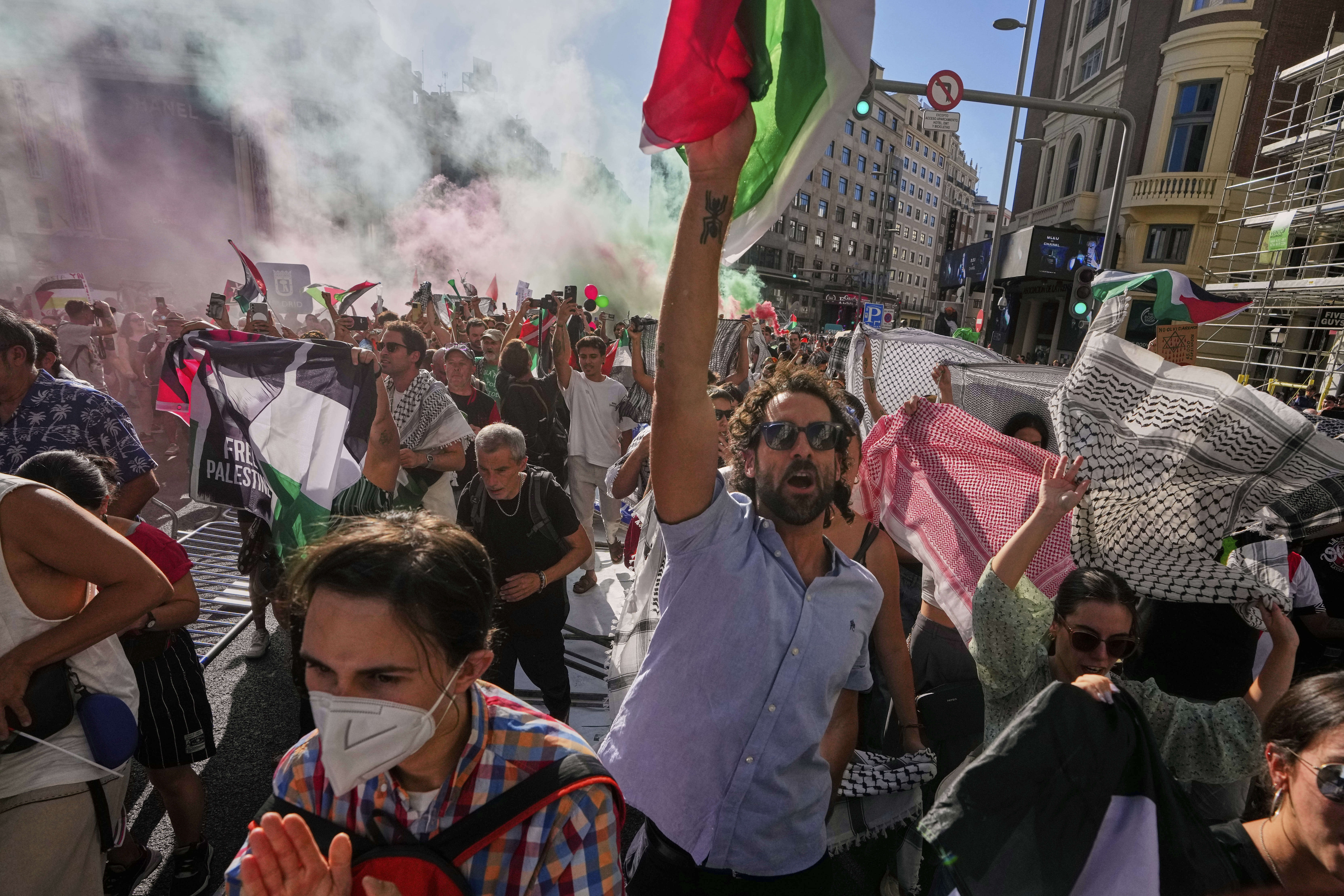 Los manifestantes celebran el fin de la Vuelta con los colores de la bandera palestina