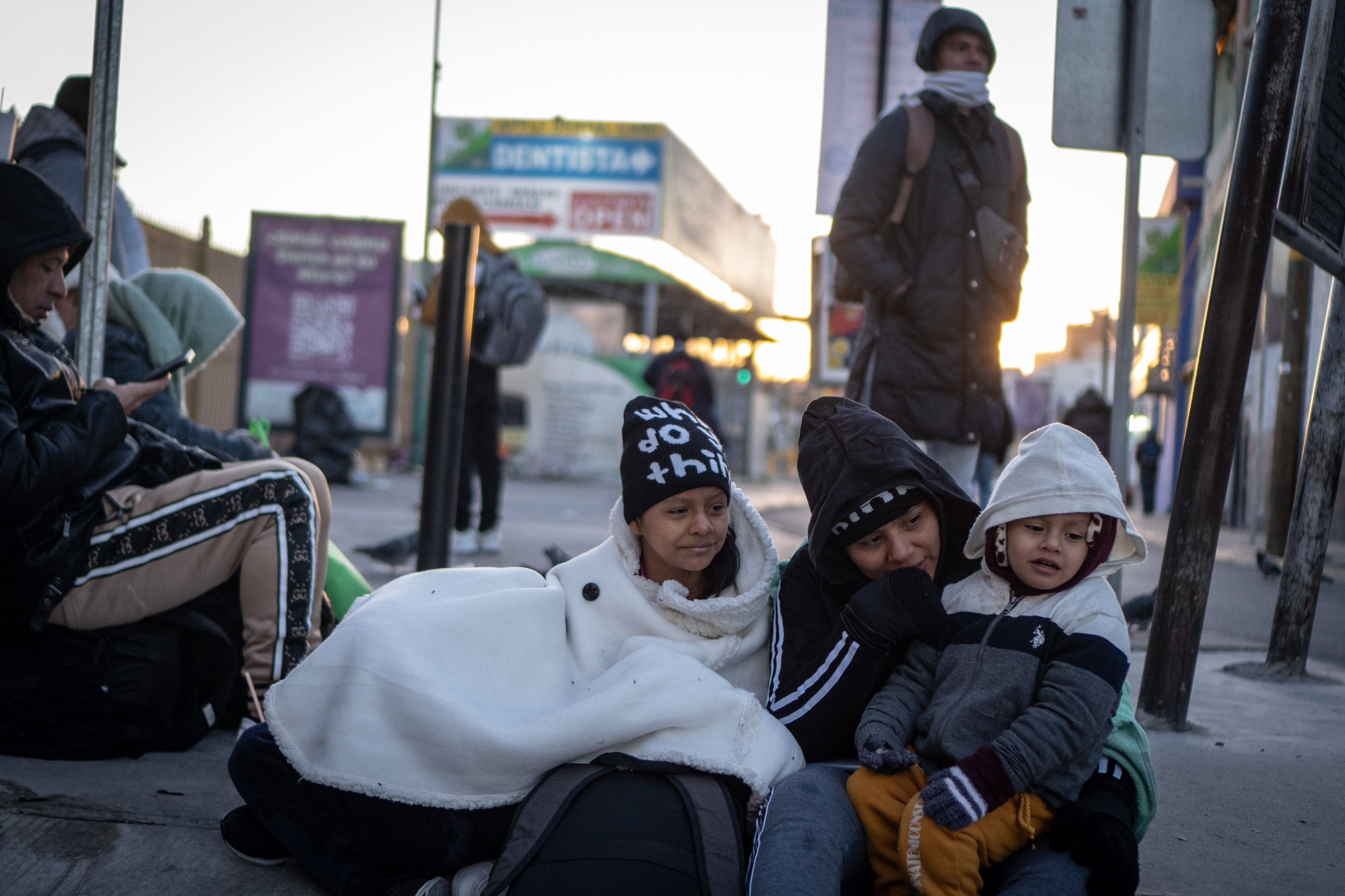 Evelyn, migrante guatemalteca, espera con sus cuatro hijos su turno para pasar a Estados Unidos a través de la aplicación CBP One, en Ciudad Juárez, México.