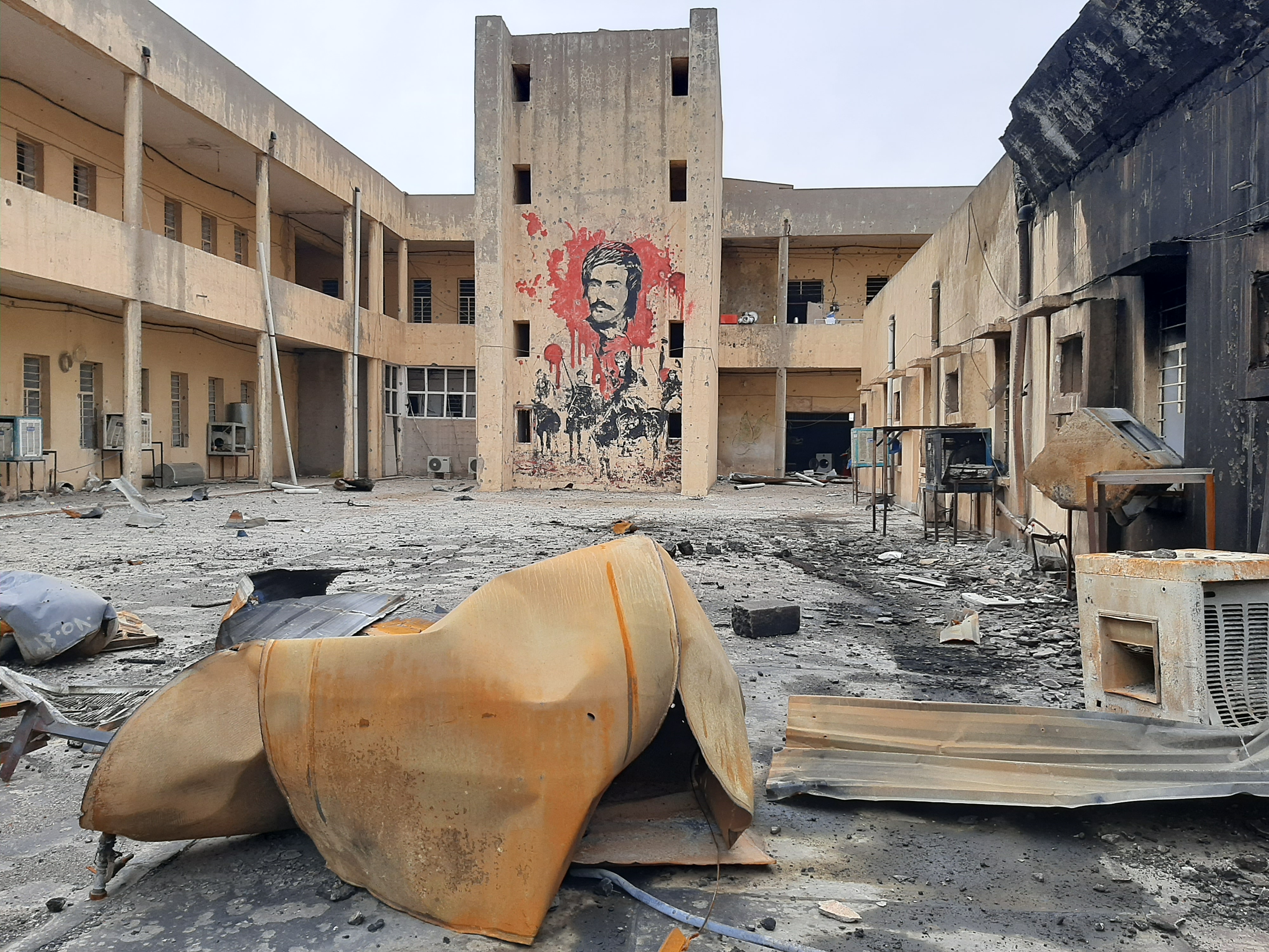 Impacto de um míssil iraniano em 4 de janeiro na sede do Partido Democrático do Curdistão Iraniano (PDKI), na cidade de Koya, no Curdistão iraquiano.