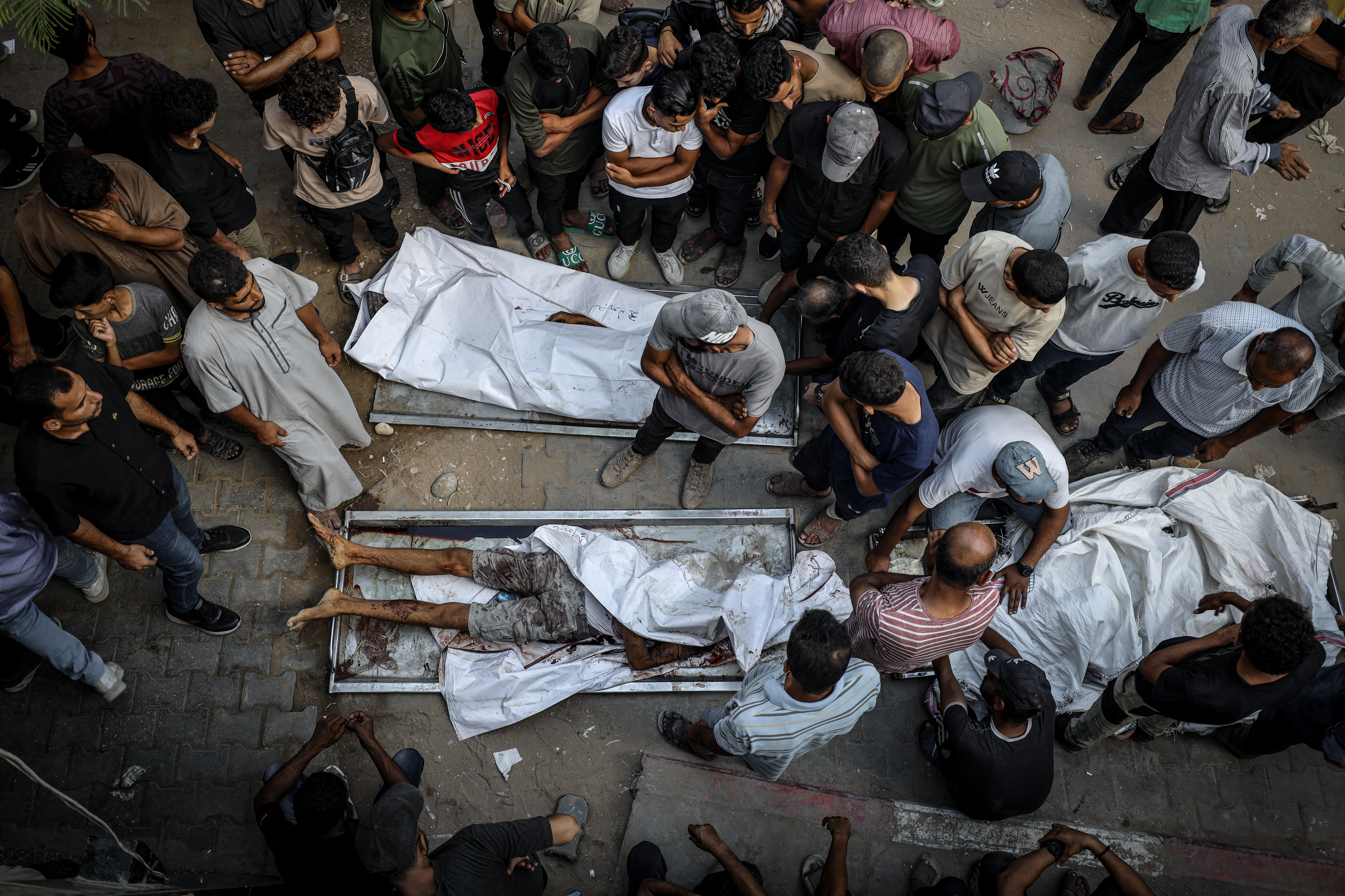 Un grupo de personas alrededor de dos cuerpos en el hospital Al Nasser, en Jan Yunis, en el sur de Gaza, este martes 5 de agosto de 2025.