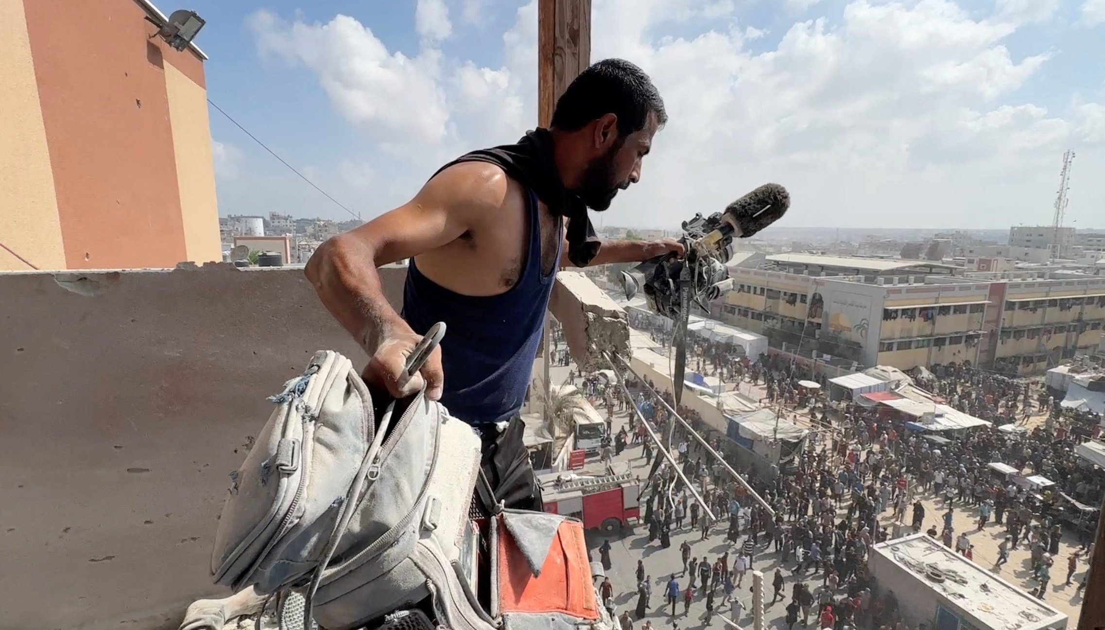 Un hombre sostiene el equipo de uno de los periodistas asesinados en el ataque israelí contra el hospital Nasser, en Jan Yunis, en el sur de Gaza, este lunes 25 de agosto.