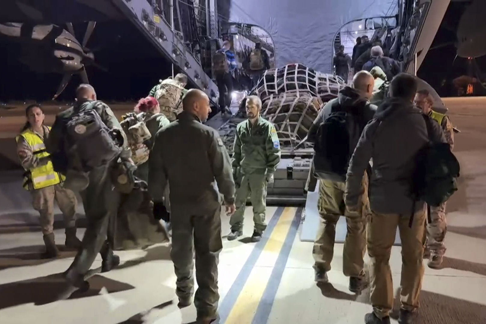 Miembros del Ejército del Aire español abordan uno de los dos aviones enviados a Bierut para repatriar a ciudadanos españoles residentes en Líbano