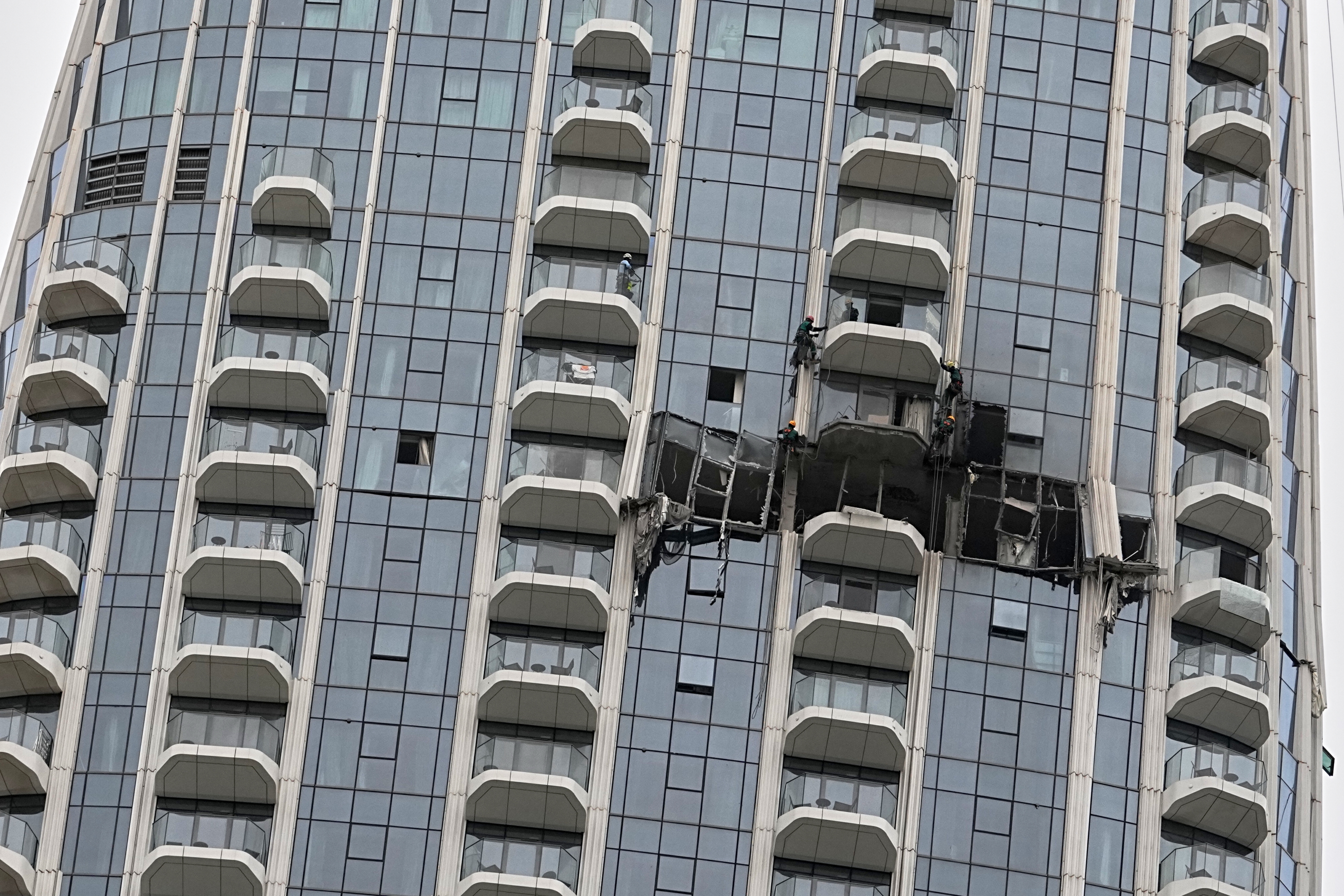 Un edificio de Dubái, tras el impacto de un dron, este jueves. 