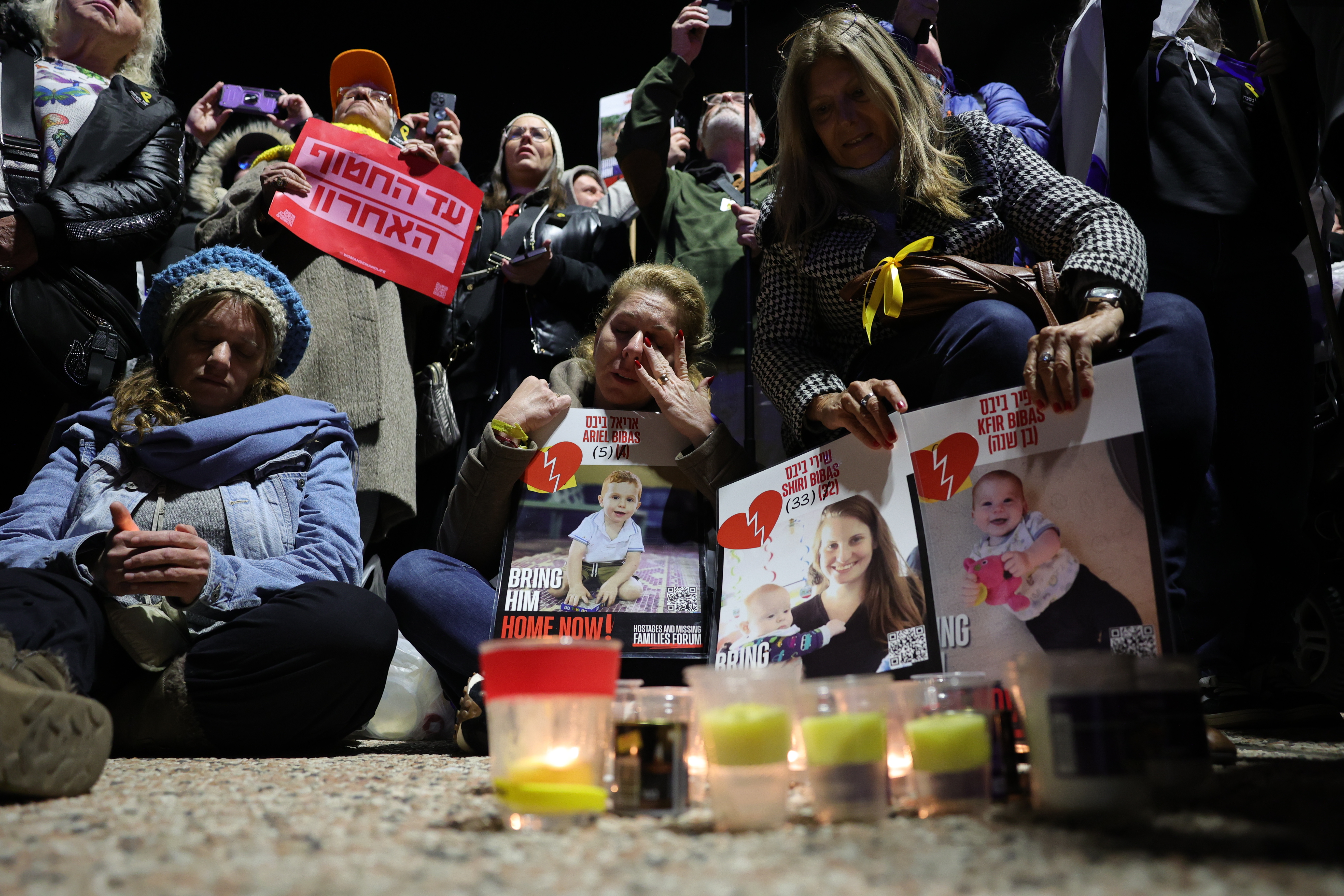 Varias personas encienden velas este jueves en Tel Aviv en memoria de los rehenes fallecidos.