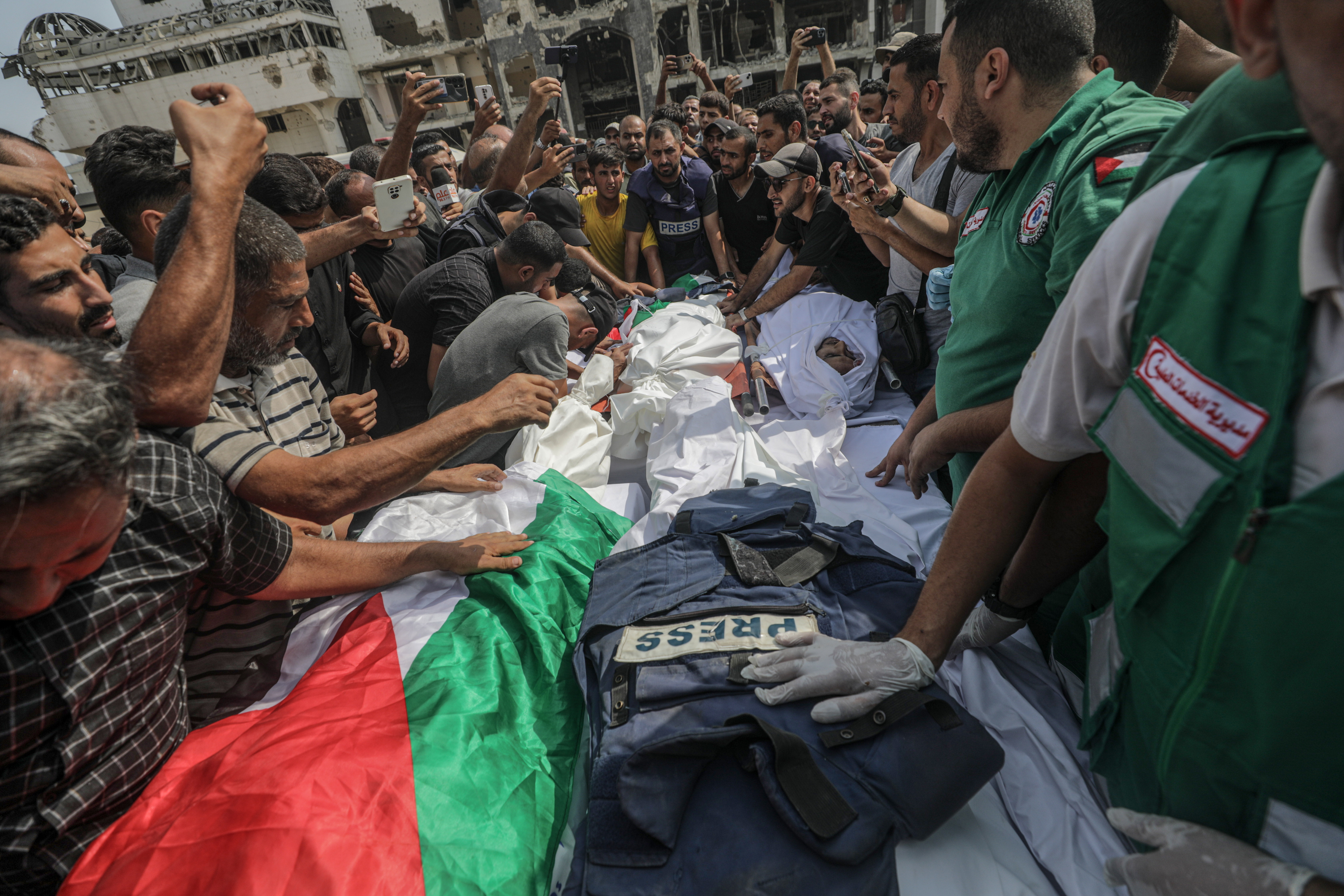 Palestinos atienden el funeral de los periodistas asesinados por Israel el domingo en Ciudad de Gaza, este lunes 11 de agosto de 2025.