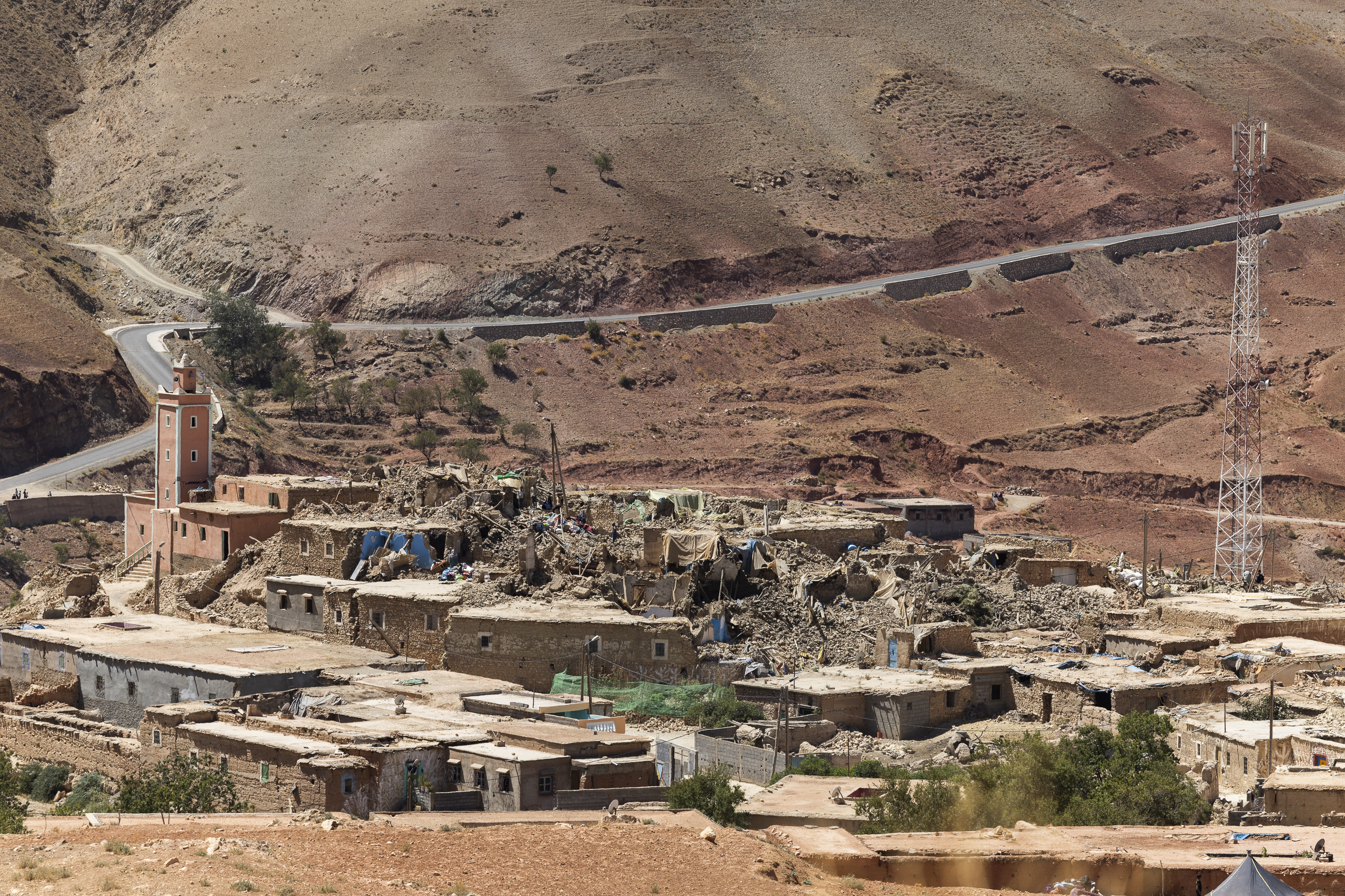 Las aldeas por las que nadie pasa, ni siquiera para desenterrar a las víctimas del terremoto